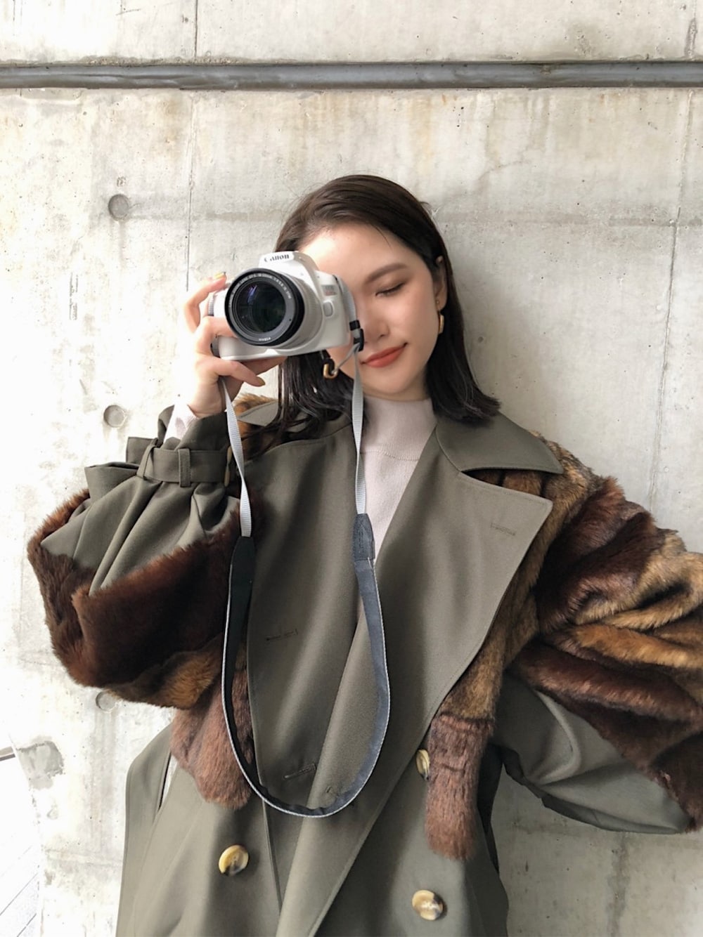 「murua、#murua、#ムルーア、#ファッション、#murua_by_staff、ロングコート、トレンチコート、2020aw、Autumn、ロングダブルトレンチ、ファーコート、スリーブファー」｜「MURUAのロングダブルトレンチ（トレンチコート、ベージュ系）」を使った、金澤 葵さん（レディース・158cm）の夏コーディネートの1枚目の写真