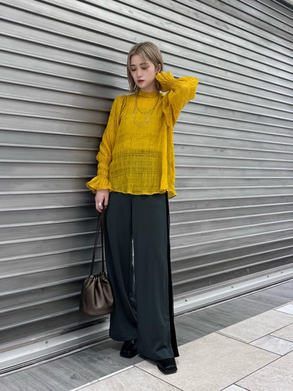 「大人フェミニン、ラインパンツ、ブルベ、ハイトーン、モード系ファッション、#キレイめ、#ムルーア、個性派、#ワイドパンツ、モード、ハイトーンボブ、murua、#今日のコーデ、大人カジュアル、フェミニンモード」｜「MURUAの2WAYワッシャーボリュームブラウス（シャツ/ブラウス、イエロー系）」を使った、金澤 葵さん（レディース・158cm）の夏コーディネートの1枚目の写真