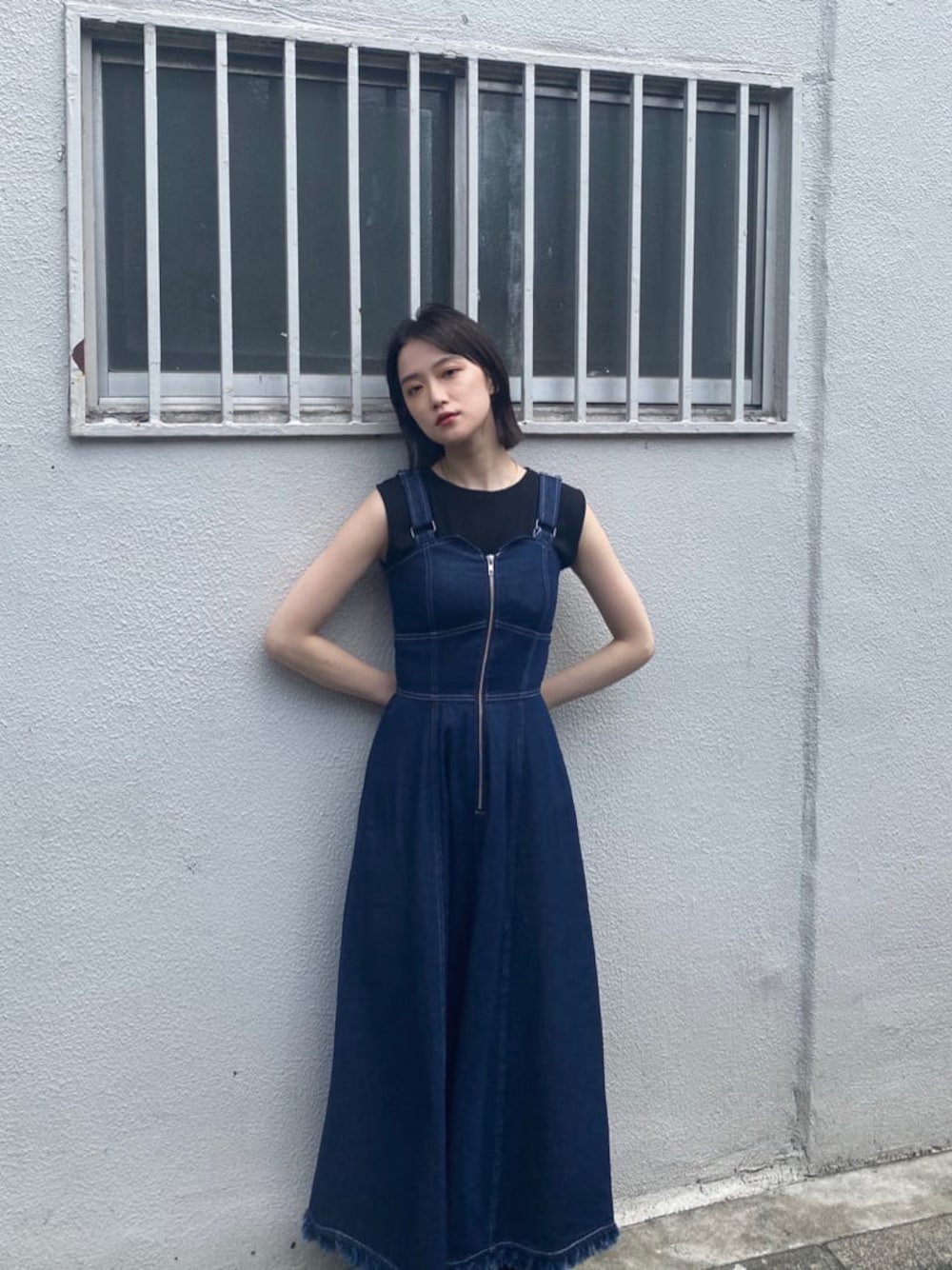 「#キレイめ、murua、#murua、#ムルーア、#ファッション、#今日のコーデ、#murua_by_staff、#ワントーンコーデ、トレンド、murua_snap、デニムコーデ、デニムワンピース、デニムマキシワンピース、ショルダーカバータンクトップ、＃murua×SHAKAコラボ」｜「SHAKAの【MURUA×SHAKA】ウィークエンダープラットフォームサンダル（サンダル、ブラック系）」を使った、金澤 葵さん（レディース・158cm）の夏コーディネートの1枚目の写真