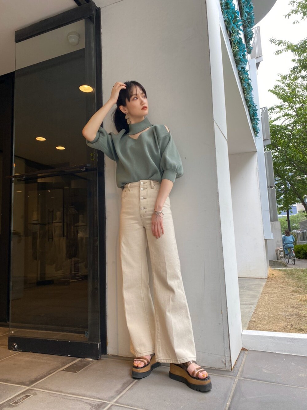 「2020ss、春コーデ、春カラー、murua、#春服、#murua、#ムルーア、#ファッション、#ワイドパンツ、#春ニット、#モテニット、#今日のコーデ、#murua_by_staff、フロントボタンフレアデニム、抜け感」｜「MURUAのフロントボタンフレアパンツ（その他パンツ、ホワイト系）」を使った、金澤 葵さん（レディース・158cm）の春コーディネートの1枚目の写真