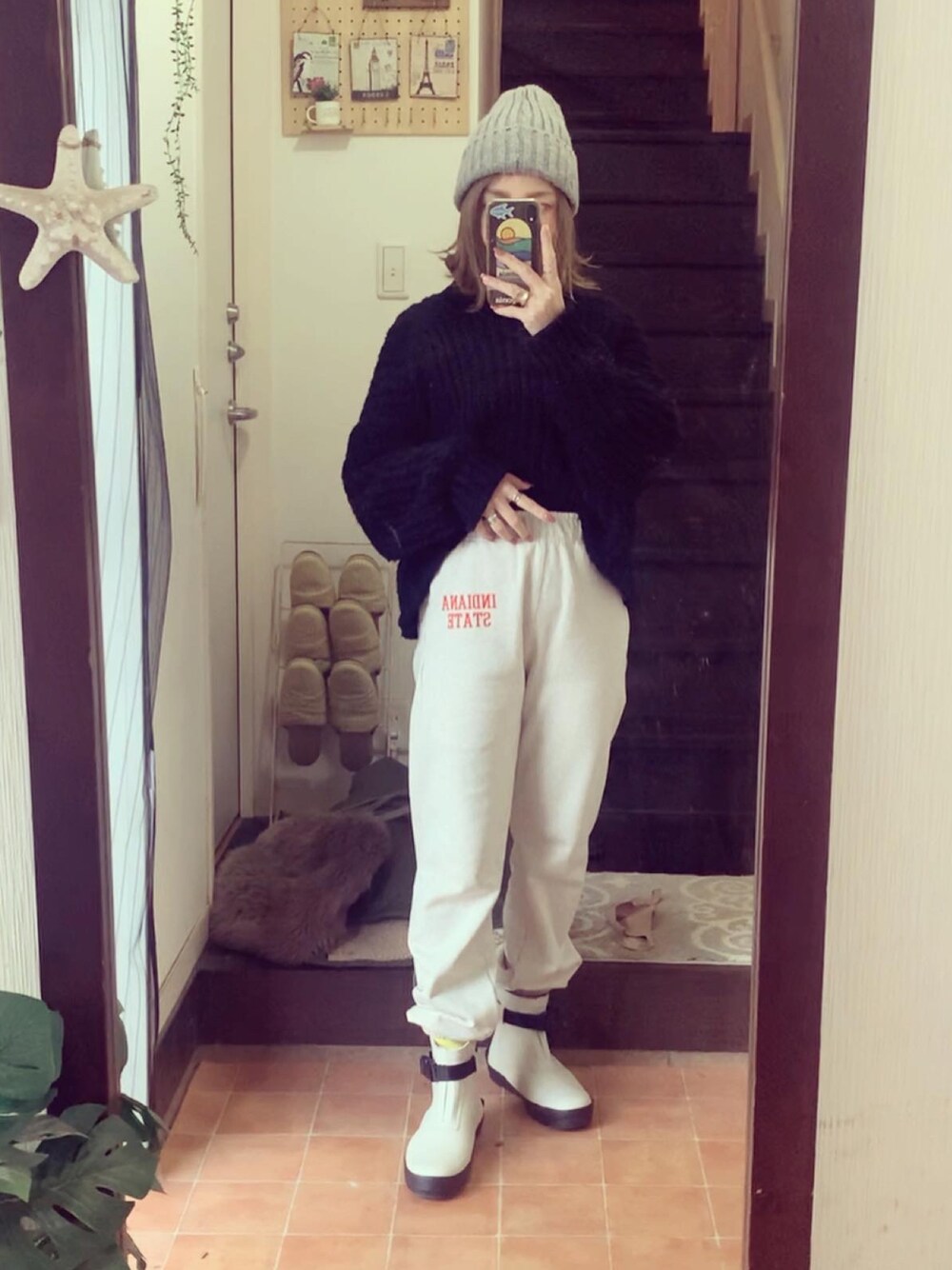 「大人カジュアル、ニット帽、ブーツ、スウェットパンツ、ラフコーデ、リラックススタイル、ラフ、シンフルコーデ」｜「FREAK'S STOREのHEAVYスウェットロゴパンツ（スウェットパンツ、ホワイト系）」を使った、head-tailさん（レディース・157cm）の冬コーディネートの1枚目の写真