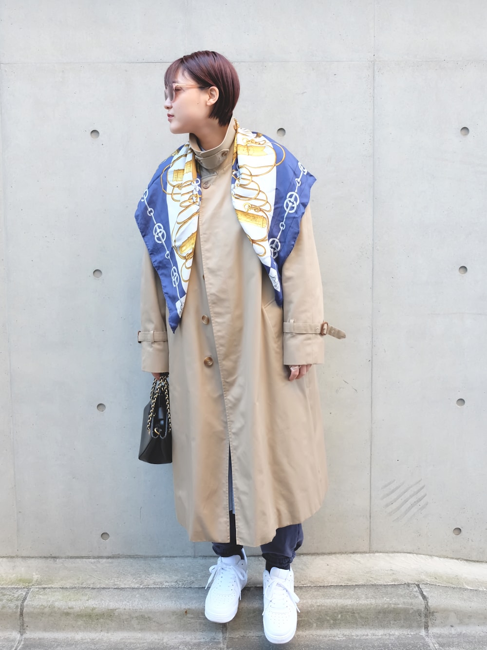 ホワイト系のスニーカー、ベージュ系のその他アウター、ブルー系のストール/ショールを着用したレディースの冬コーディネートの1枚目の写真
