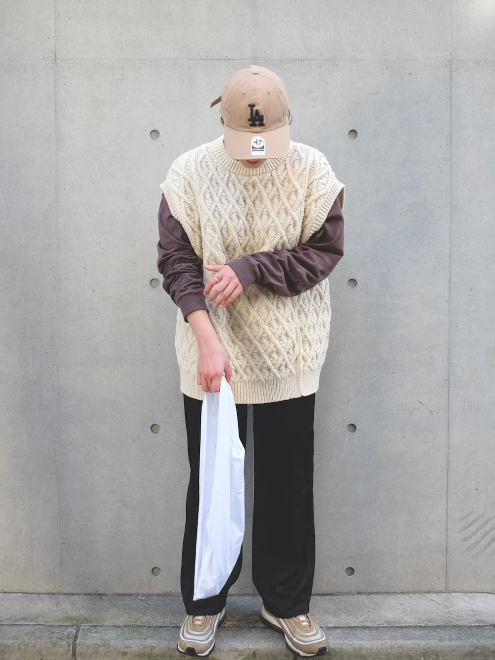 ゴールド系のスニーカー、ブラック系のその他パンツ、ブラウン系のTシャツ/カットソーを着用したレディースの秋コーディネートの1枚目の写真