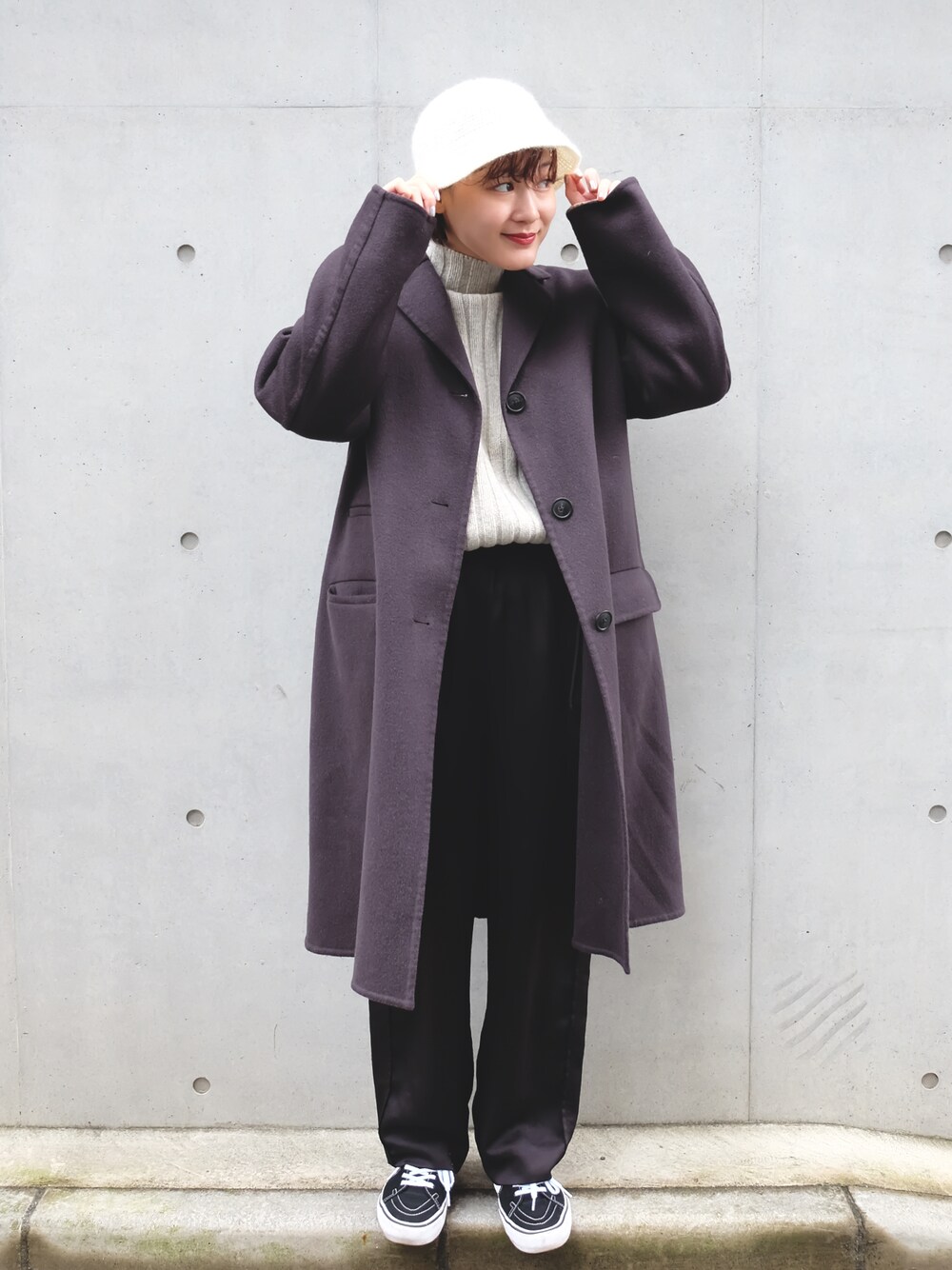 ブラック系のその他パンツ、グレー系のニット/セーター、ブラック系のスニーカーを着用したレディースの冬コーディネートの1枚目の写真