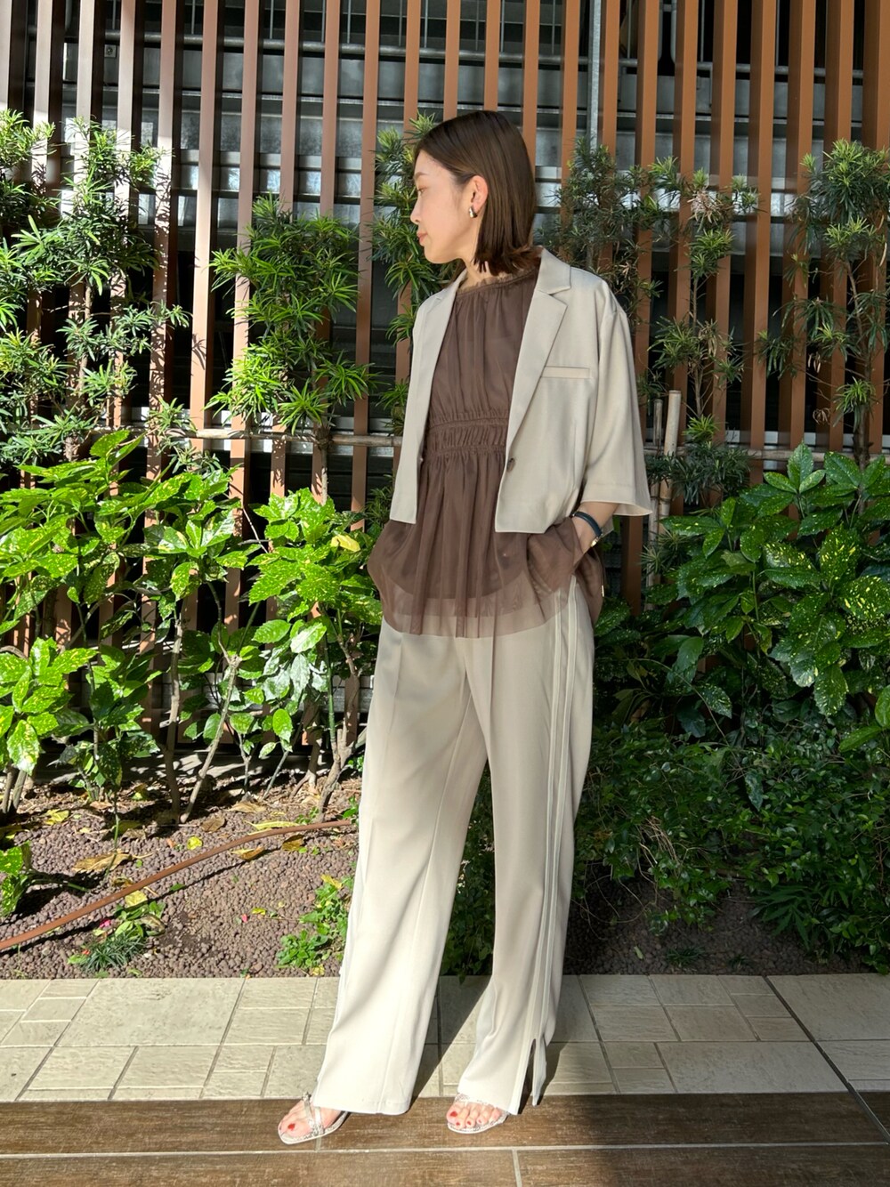 ベージュ系のテーラードジャケット、ブラウン系のシャツ/ブラウス、ベージュ系のその他パンツを着用したレディースの夏コーディネートの1枚目の写真