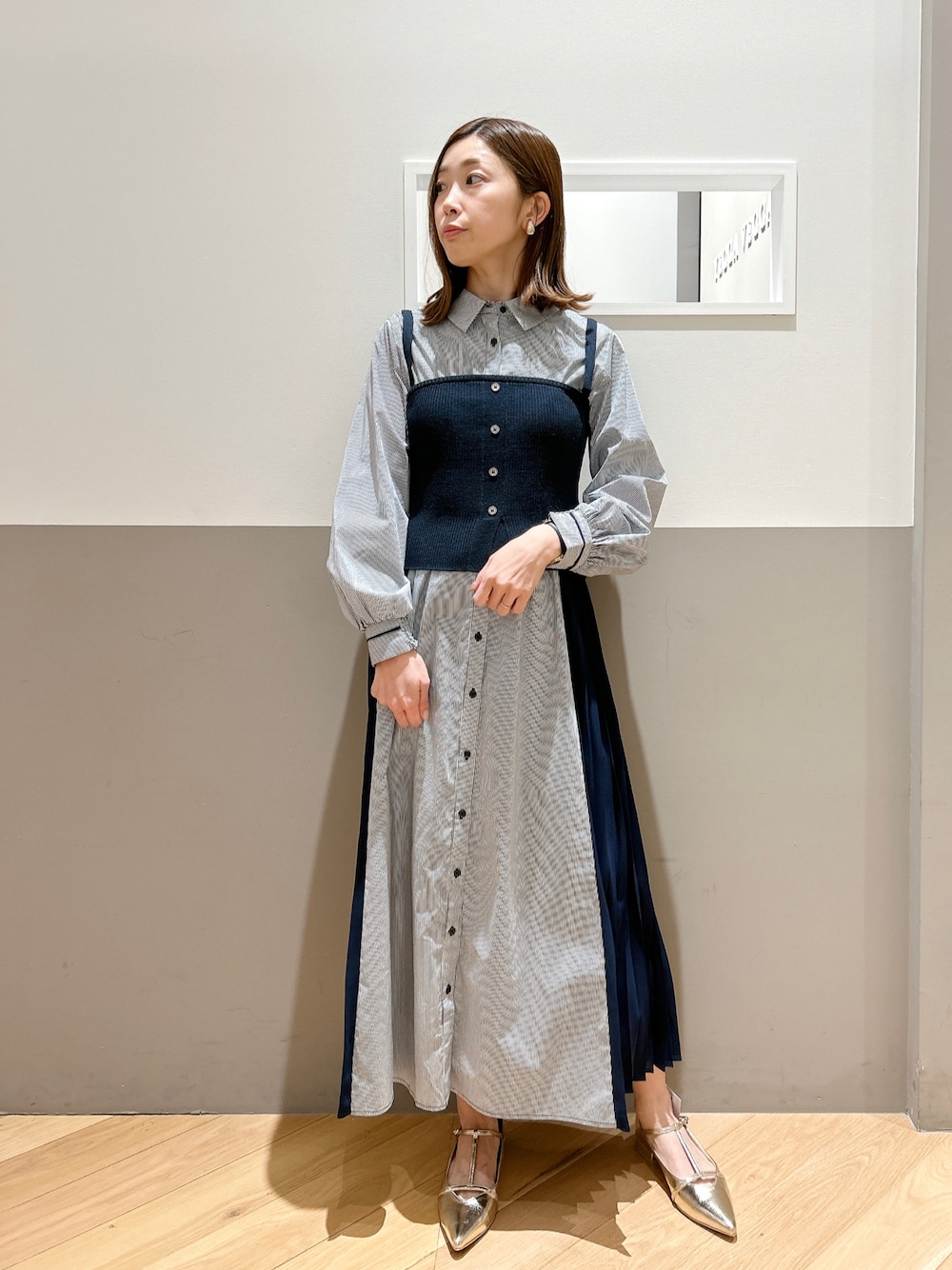 「大人カジュアル、きれいめカジュアル、24ssトレンド、ビスチェ、ストライプ、ワンピース、シャツワンピ、セットアイテム、ロングワンピース、フラットシューズ、メリージェーン、ストラップシューズ、シンプル、春コーデ、オトナカジュアル」｜「YECCA VECCAの【2点SET】ストライプ柄ビスチェSETシャツワンピース（シャツワンピース、その他）」を使った、sakiyoさん（レディース・161cm）の冬コーディネートの1枚目の写真