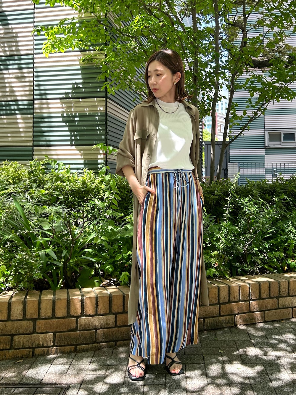 「大人カジュアル、きれいめカジュアル、カジュアル、シャツワンピ、シアー、柄パンツ、サンダル、夏コーデ、リブニット、パンツスタイル、シャツ好き集まれ、大人コーデ、おでかけコーデ、初夏コーデ、シンプル」｜「Editt by YECCA VECCAのシアースリットロングシャツワンピース（シャツワンピース、グリーン系）」を使った、sakiyoさん（レディース・161cm）の夏コーディネートの1枚目の写真