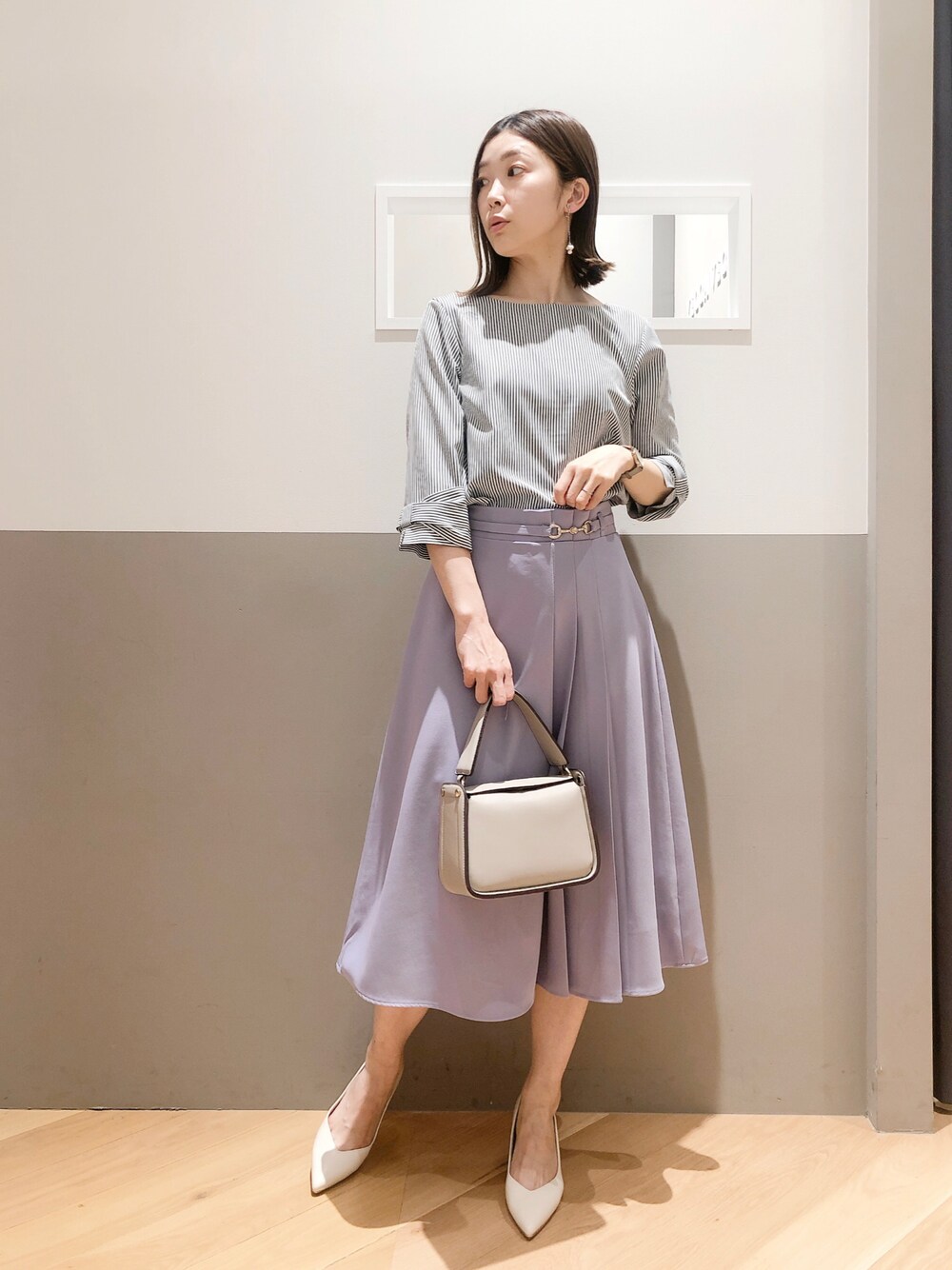 その他のシャツ/ブラウス、パープル系のスカート、ベージュ系のトートバッグを着用したレディースの春コーディネートの1枚目の写真