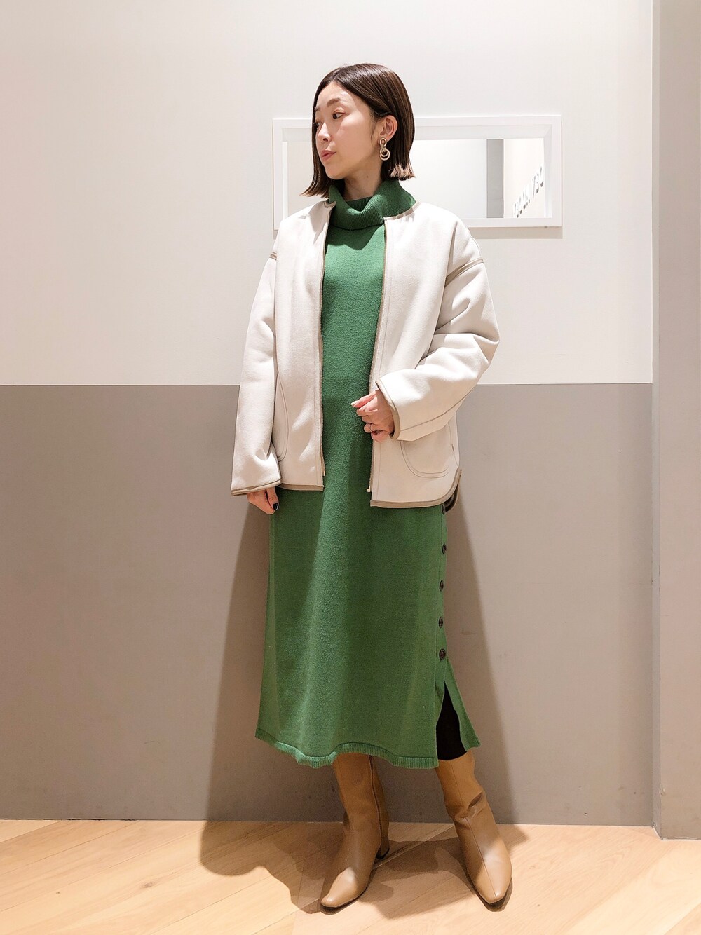 「大人カジュアル、きれいめカジュアル、カジュアル、ニットワンピース、冬コーデ、タートルネック、ブーツ、コート、ボア、ボアジャケット、休日スタイル、ロングワンピース、冬のコーデ、リバーシブル、ニット」｜「YECCA VECCAのリバーシブルフェイクムートンコート（ムートンコート、ベージュ系）」を使った、sakiyoさん（レディース・161cm）の冬コーディネートの1枚目の写真