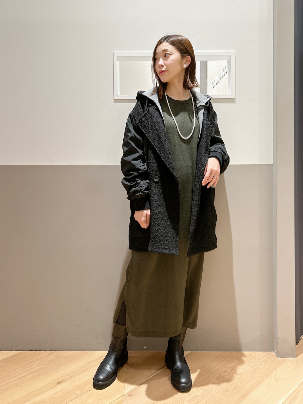 「大人カジュアル、きれいめカジュアル、カジュアル、ワンピース、ニットワンピース、コート、アウター、ミドル丈、ブーツ、サイドゴアブーツ、パール、冬コーデ、冬アウター、休日スタイル、オーバーサイズ」｜「Editt by YECCA VECCAの2wayハイブリッドミドル丈コート②（その他アウター、ブラック系）」を使った、sakiyoさん（レディース・161cm）の冬コーディネートの1枚目の写真