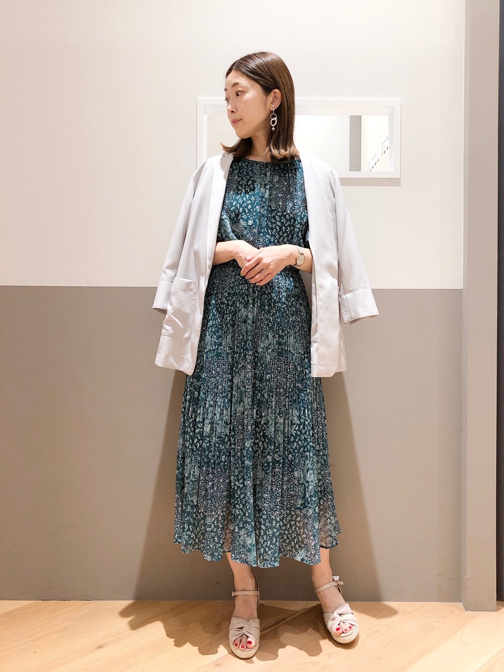 「大人カジュアル、きれいめカジュアル、キレイめ、シンプル、ジャケット、サンダル、オフィスカジュアル、通勤コーデ、ワンピース、夏コーデ、夏、大人女子、ウェッジソール、ロングワンピース、シンプルコーデ」｜「YECCA VECCAのP.パッチワークフラワー柄プリーツワンピース（ワンピース、グリーン系）」を使った、sakiyoさん（レディース・161cm）の夏コーディネートの1枚目の写真