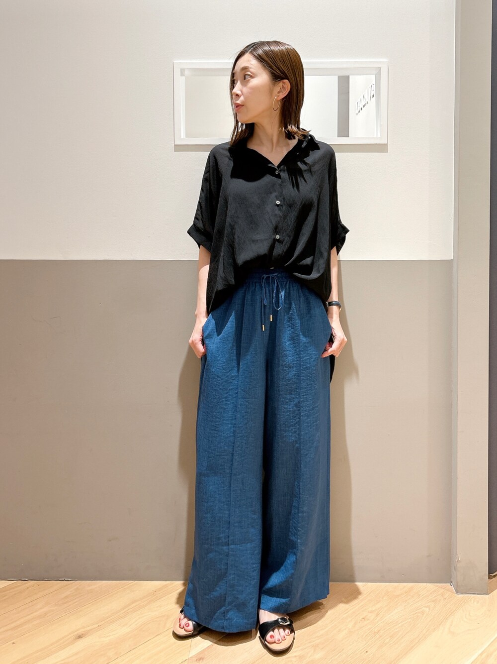 ブラック系のシャツ/ブラウス、ブルー系のその他パンツを着用したレディースの夏コーディネートの1枚目の写真