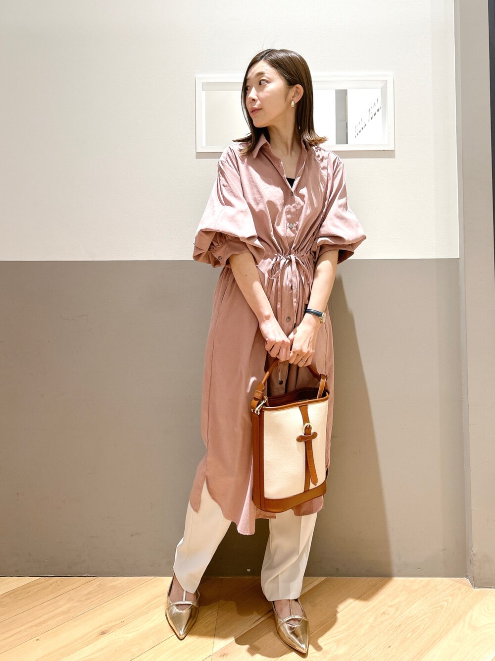 「大人カジュアル、きれいめカジュアル、シンプル、ワンピース、シャツワンピ、春コーデ、ボリューム袖、パンツスタイル、メリージェーン、フラットシューズ、楽チンコーデ、オトナ女子、春カラー、大人可愛い、ハンドバッグ」｜「YECCA VECCAの2way袖バルーンワンピース（ワンピース、ピンク系）」を使った、sakiyoさん（レディース・161cm）の春コーディネートの1枚目の写真