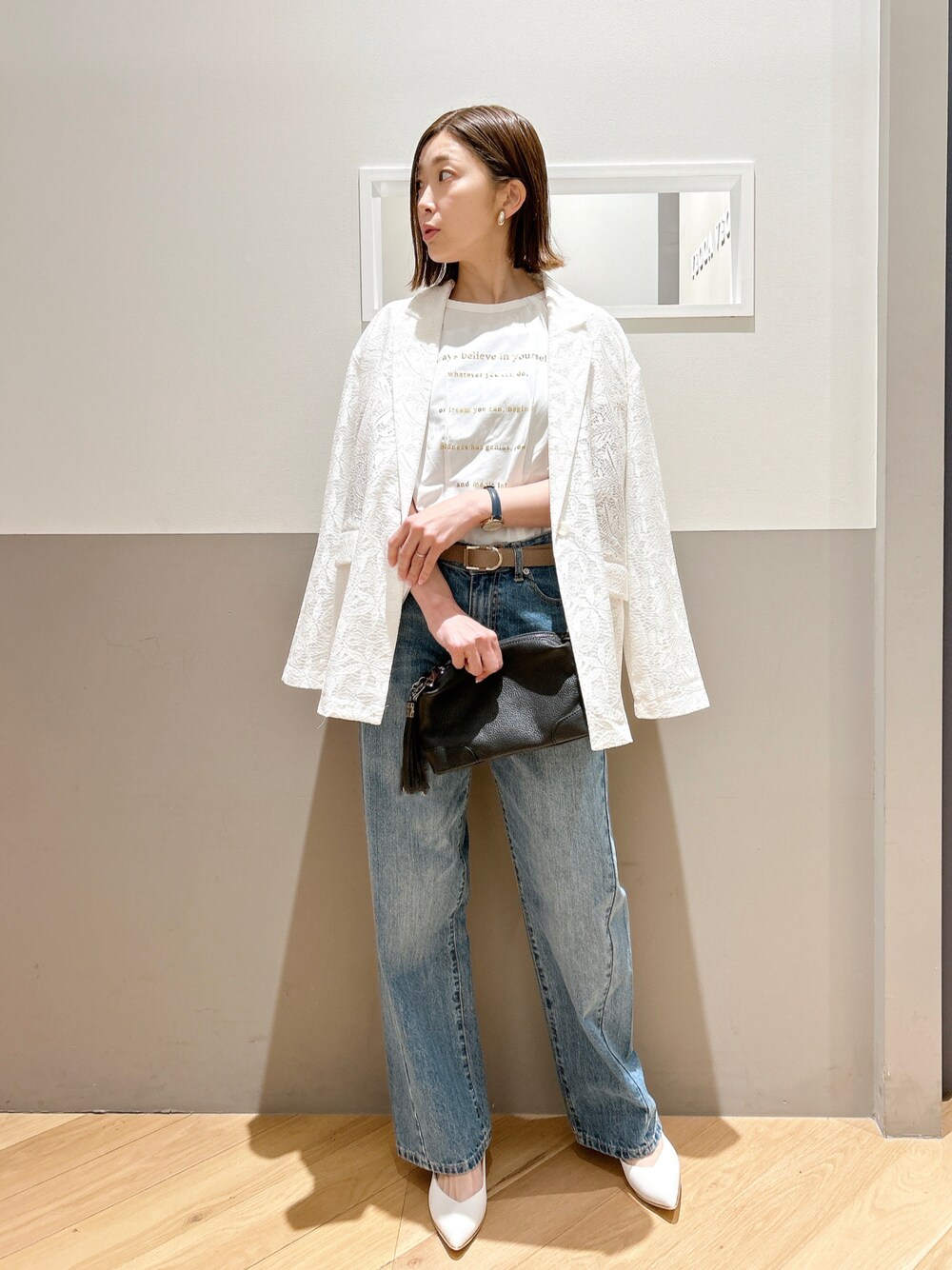「春のNewスタイル、大人カジュアル、きれいめカジュアル、カジュアル、ジャケット、レース、Tシャツ、ロゴT、デニム、春コーデ、パンプス、パンツスタイル、シンプル、ミニバッグ、ホワイトコーデ」｜「YECCA VECCAのレースジャケット（テーラードジャケット、ホワイト系）」を使った、sakiyoさん（レディース・161cm）の春コーディネートの1枚目の写真