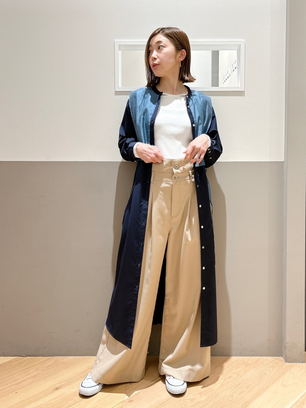 「大人カジュアル、きれいめカジュアル、カジュアルコーデ、ワンピース、シャツワンピ、春コーデ、シンプル、ワイドパンツ、パンツスタイル、リブニット、おでかけコーデ、スニーカー、コンバース、スニーカーコーデ、オトナ女子」｜「YECCA VECCAのレイヤード風シャツワンピース（シャツワンピース、ブルー系）」を使った、sakiyoさん（レディース・161cm）の春コーディネートの1枚目の写真