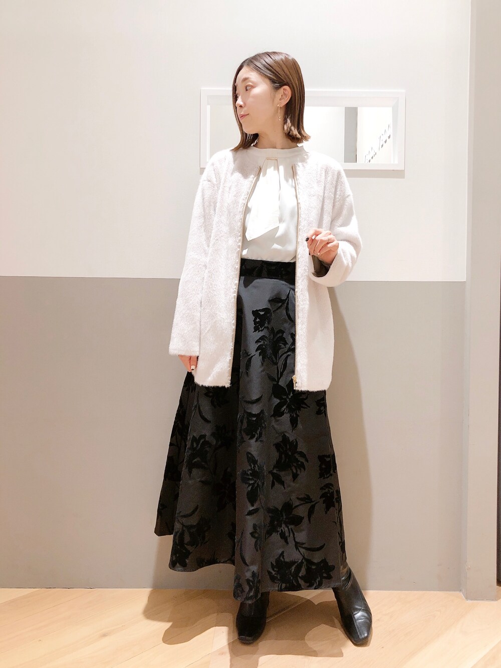 「大人カジュアル、きれいめカジュアル、キレイめ、オフィスカジュアル、ブラウス、フレアスカート、ロングスカート、ファーコート、ファー、冬コーデ、オトナ女子、通勤コーデ、大人コーデ、花柄、ブーツ」｜「YECCA VECCAのフェイクファーコート（ノーカラーコート、ベージュ系）」を使った、sakiyoさん（レディース・161cm）の冬コーディネートの1枚目の写真