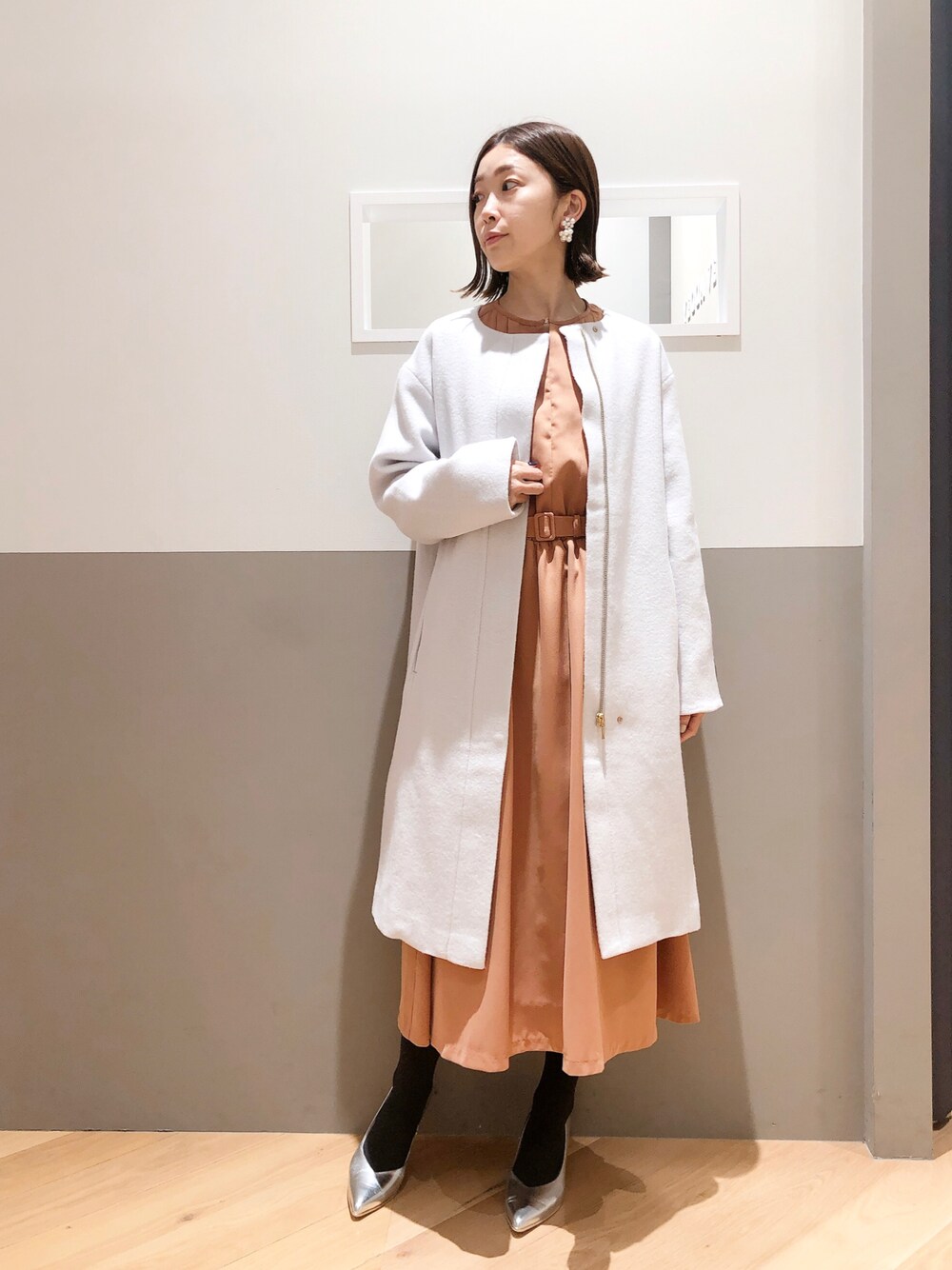 「大人カジュアル、きれいめカジュアル、キレイめ、シンプル、ワンピース、コート、ロングコート、ノーカラーコート、冬コーデ、お呼ばれスタイル、パーティースタイル、クリスマス、ロングワンピース、パンプス、冬」｜「YECCA VECCAのウール混ノーカラーコート（ノーカラーコート、グレー系）」を使った、sakiyoさん（レディース・161cm）の冬コーディネートの1枚目の写真