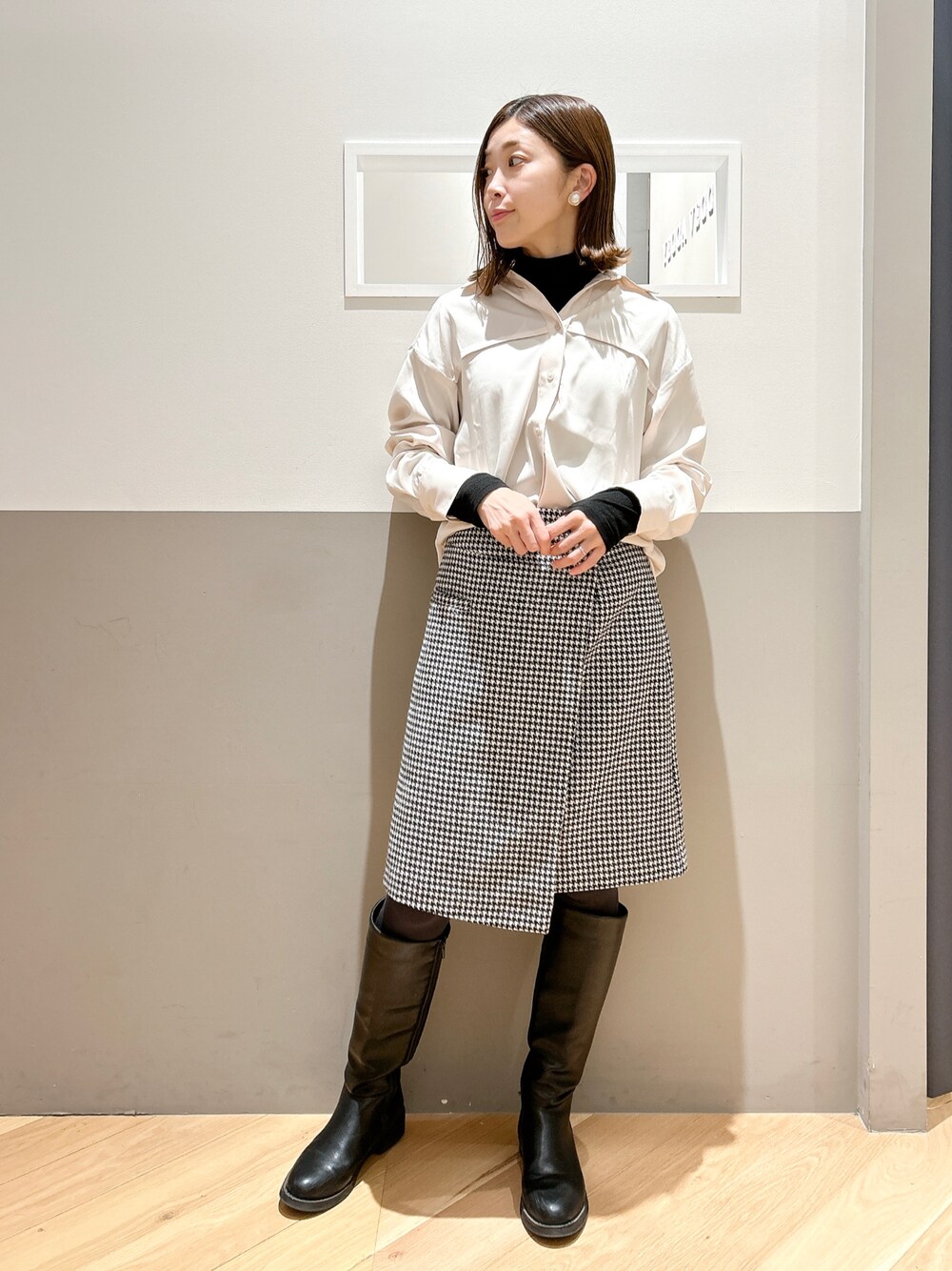 ホワイト系のシャツ/ブラウス、ブラック系のTシャツ/カットソー、その他のスカートを着用したレディースの冬コーディネートの1枚目の写真