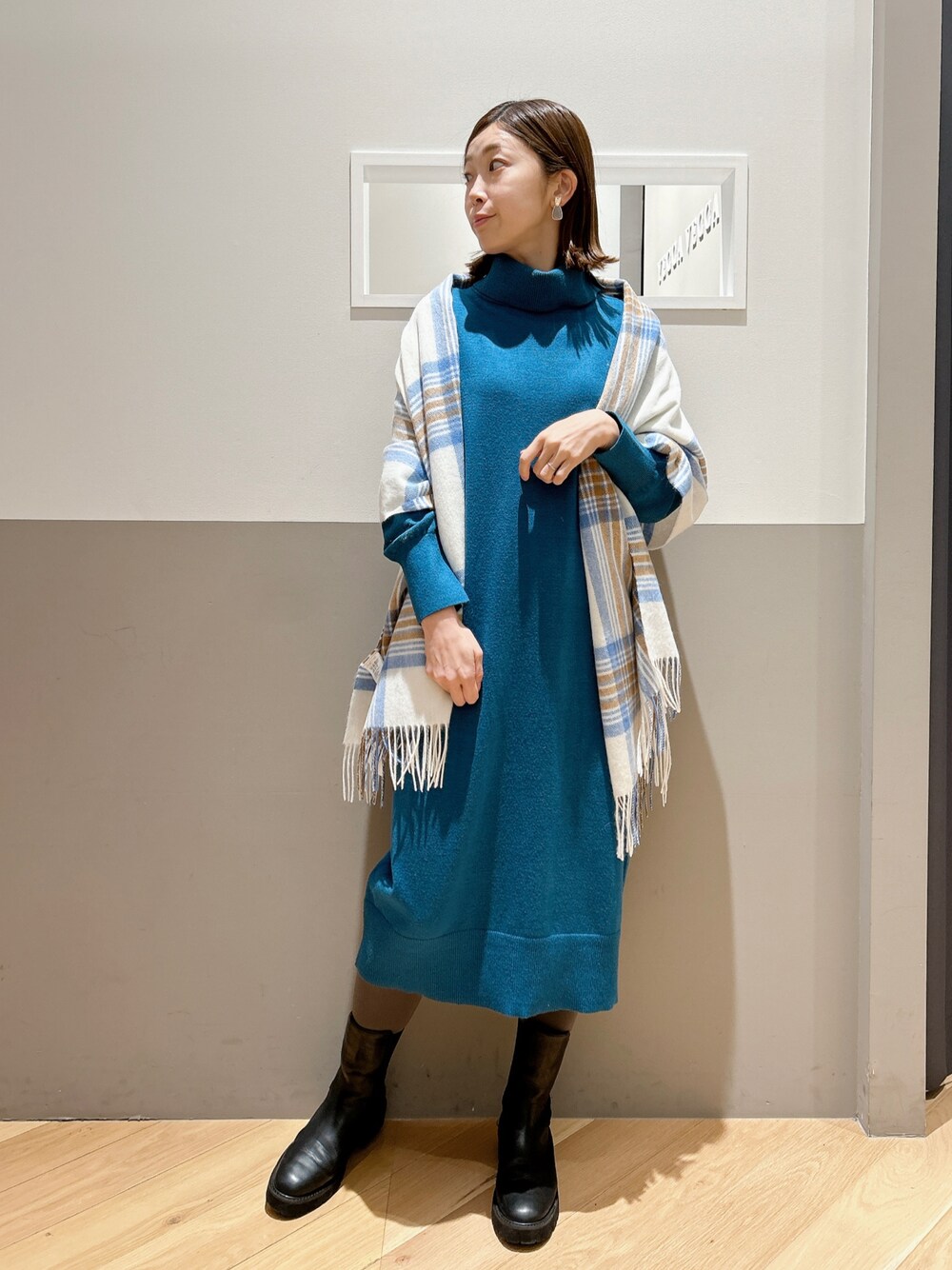 ブルー系のワンピース、ブラック系のシューズ、グレー系のイヤリングを着用したレディースの冬コーディネートの1枚目の写真