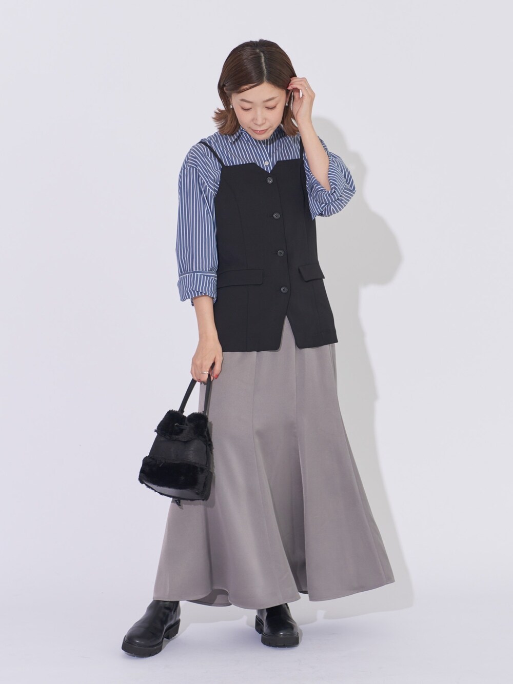 ブラック系のTシャツ/カットソー、ブラック系のシャツ/ブラウス、グレー系のスカートを着用したレディースの冬コーディネートの1枚目の写真