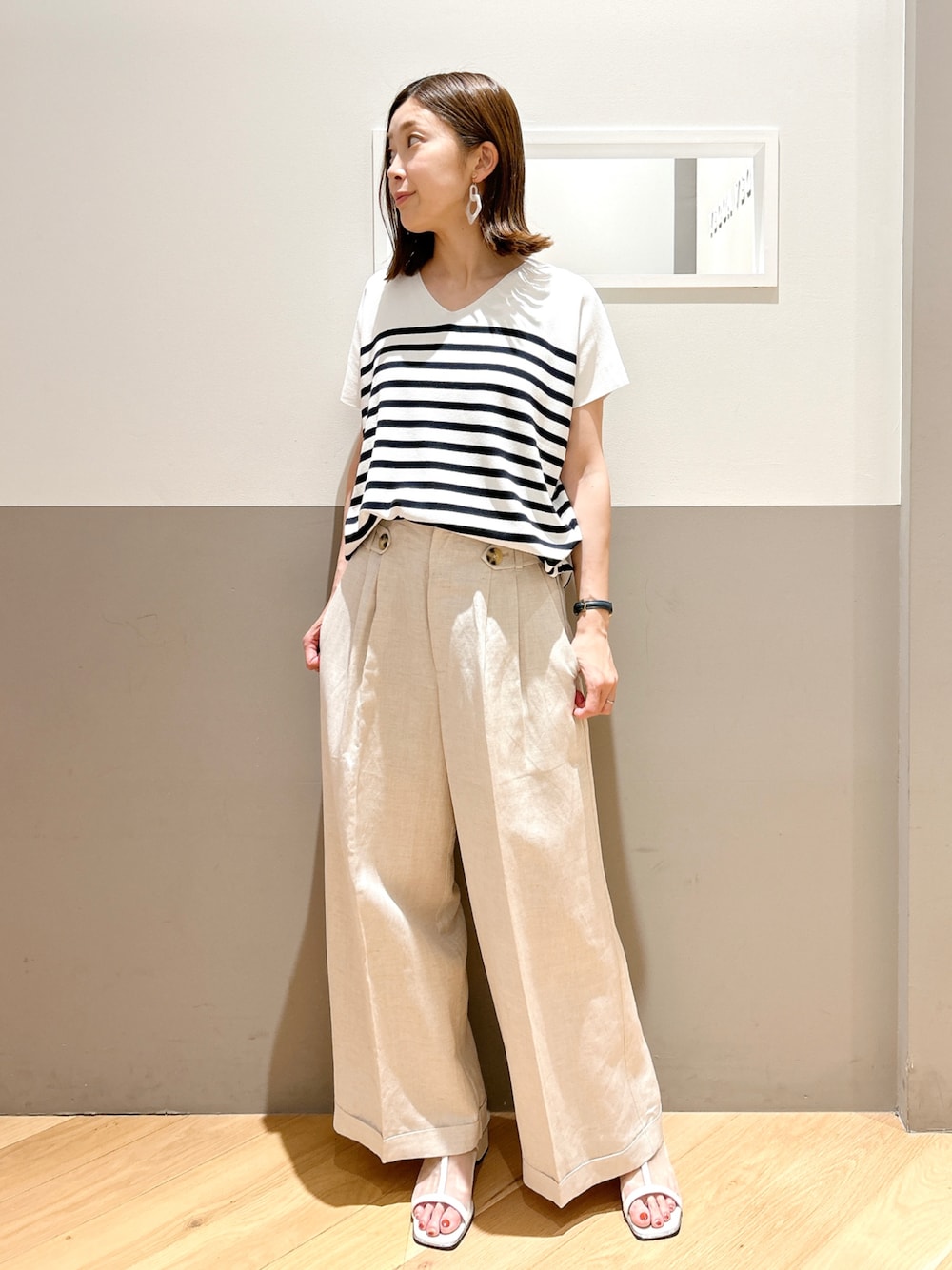 その他のニット/セーター、ベージュ系のその他パンツ、ホワイト系のサンダルを着用したレディースの夏コーディネートの1枚目の写真