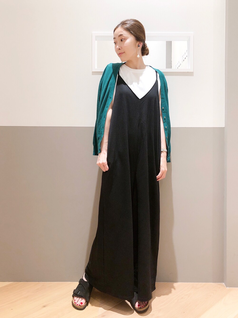 「大人カジュアル、きれいめカジュアル、カジュアル、シンプル、サロペット、オールインワン、サンダル、カーディガン、ノースリーブ、リラックススタイル」｜「YECCA VECCAの・ドライタッチイージーサロペット＊（サロペット/オーバーオール、ブラック系）」を使った、sakiyoさん（レディース・161cm）の夏コーディネートの1枚目の写真