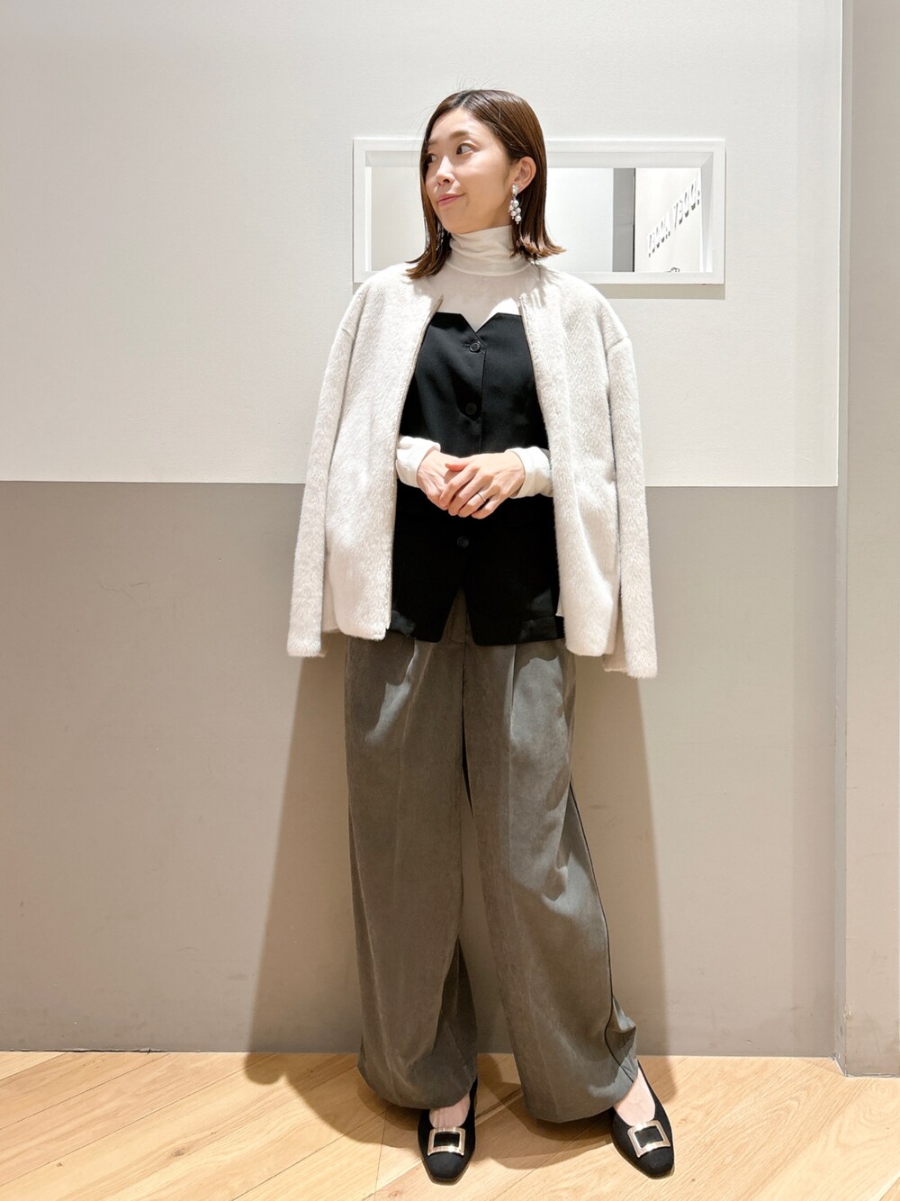 「大人カジュアル、きれいめカジュアル、キレイめ、シンプル、ビスチェ、アウター、冬アウター、フェイクファー、ファーコート、ワイドパンツ、パンツスタイル、フラットシューズ、シアートップス、冬コーデ、レイヤードスタイル」｜「YECCA VECCAのフェイクファーコート（その他アウター、ベージュ系）」を使った、sakiyoさん（レディース・161cm）の冬コーディネートの1枚目の写真