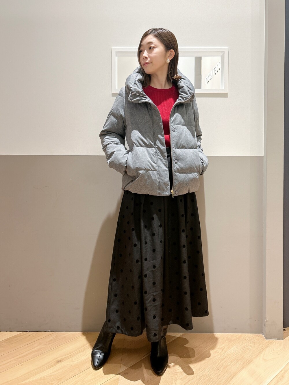 「大人カジュアル、きれいめカジュアル、冬を彩る色いろコーデ、アウター、フレアスカート、リブニット、ダウンジャケット、ブーツ、冬コーデ、ドット、冬アウター、シンプル、オフィスカジュアル、通勤コーデ、ニット」｜「YECCA VECCAのカチオンジャージーブルゾン（ブルゾン、グレー系）」を使った、sakiyoさん（レディース・161cm）の冬コーディネートの1枚目の写真