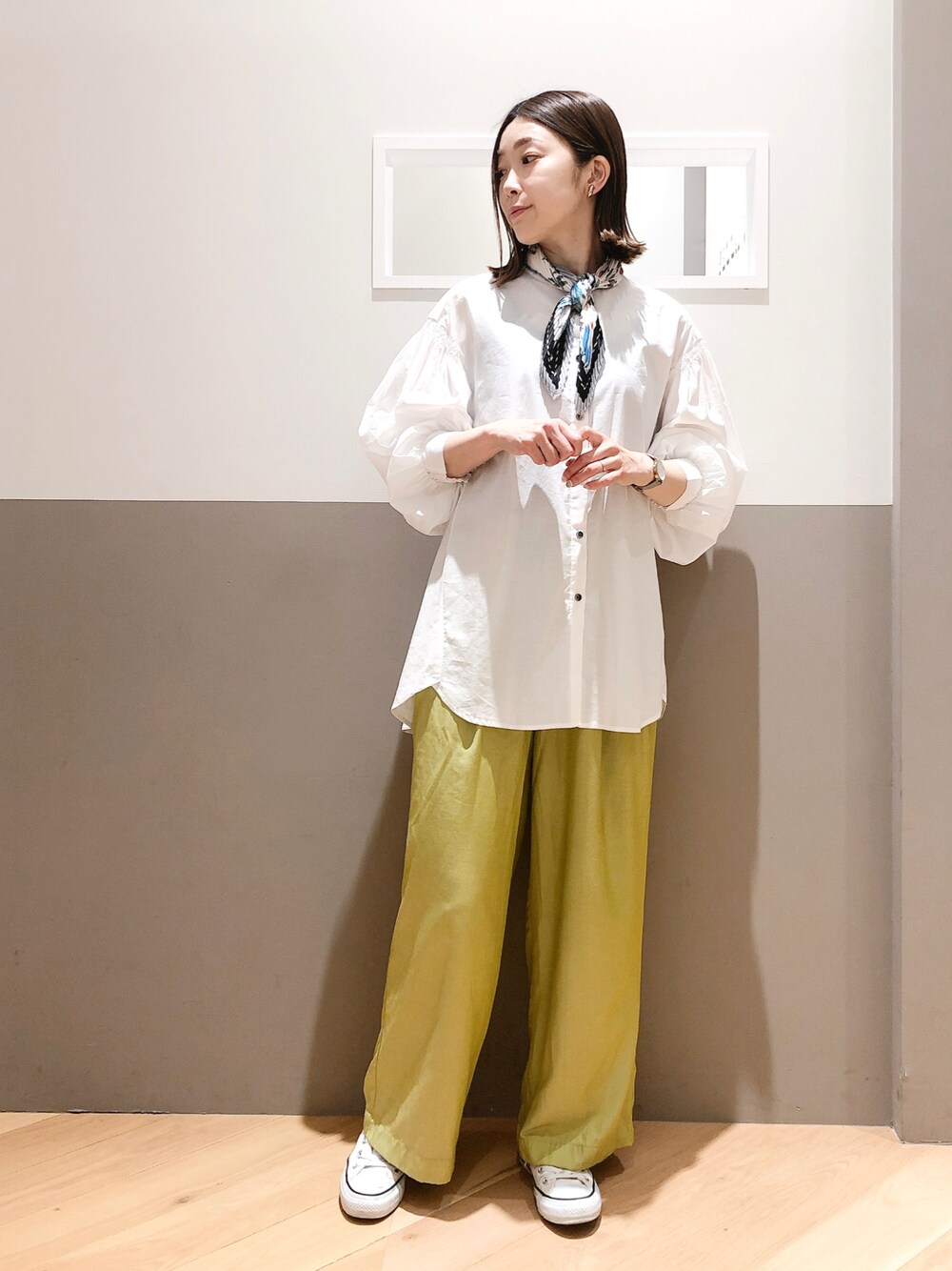 「大人カジュアル、きれいめカジュアル、カジュアル、シンプル、シャツスタイル、ワイドパンツ、カラーパンツ、スニーカー、コンバース、スカーフ、ボリューム袖、オトナ女子、春コーデ、スニーカーコーデ、ラフコーデ」｜「YECCA VECCAのORGABITS袖ボリュームシャツ（シャツ/ブラウス、ホワイト系）」を使った、sakiyoさん（レディース・161cm）の春コーディネートの1枚目の写真
