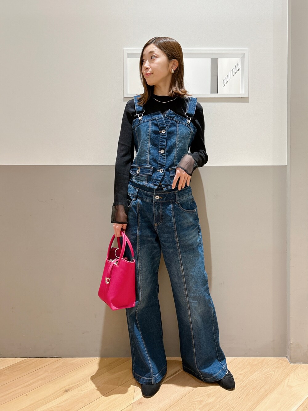 「大人カジュアル、きれいめカジュアル、カジュアル、24ssトレンド、デニム、ビスチェ、セットアップ、デニムパンツ、春コーデ、オトナカジュアル、リブニット、フラットシューズ、オトナ女子、休日スタイル、デニムコーデ」｜「Editt by YECCA VECCAの【ORGABITS】デニムビスチェ（キャミソール、ブルー系）」を使った、sakiyoさん（レディース・161cm）の冬コーディネートの1枚目の写真
