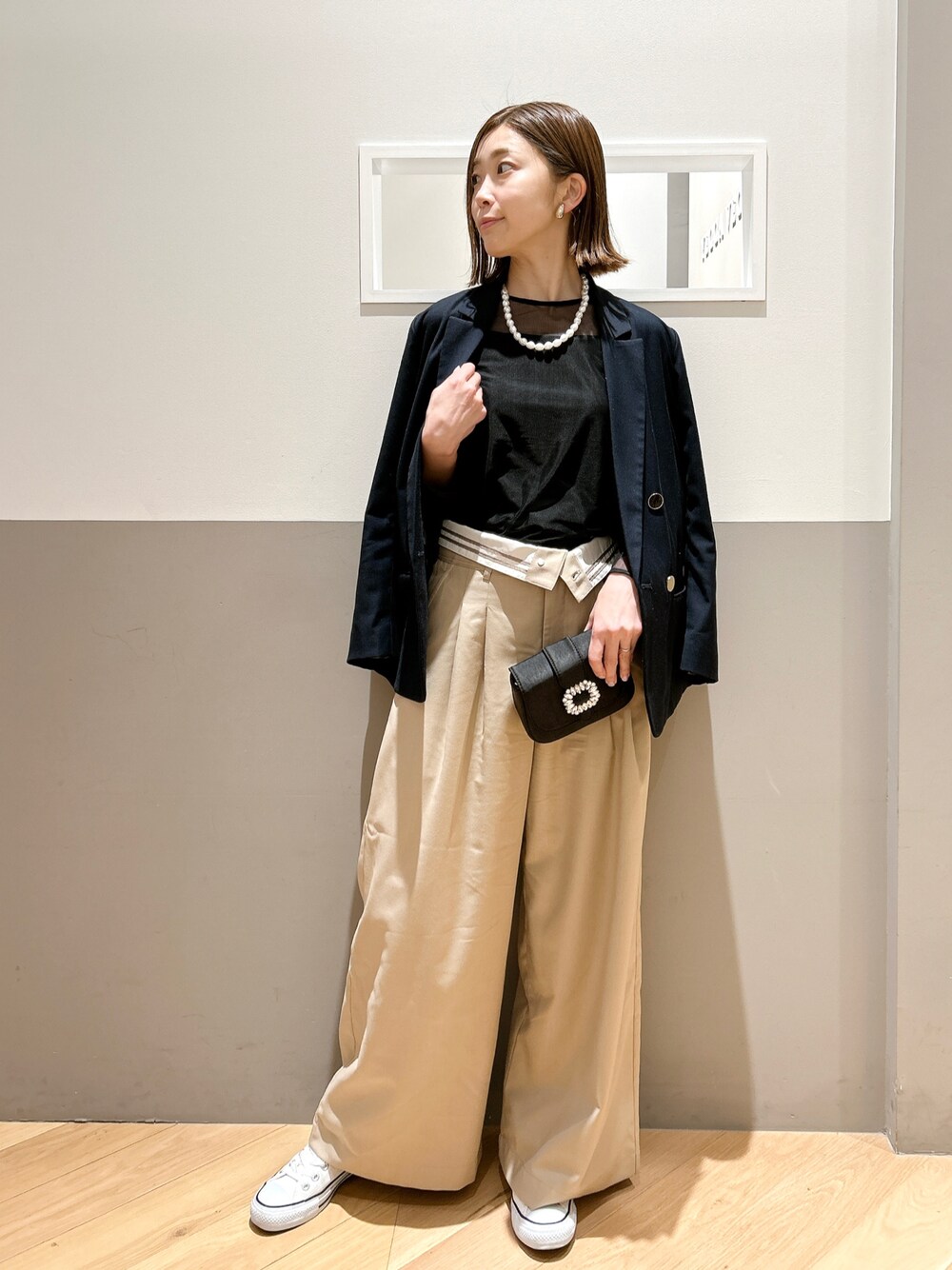 ブルー系のテーラードジャケット、ベージュ系のその他パンツ、ホワイト系のスニーカーを着用したレディースの春コーディネートの1枚目の写真