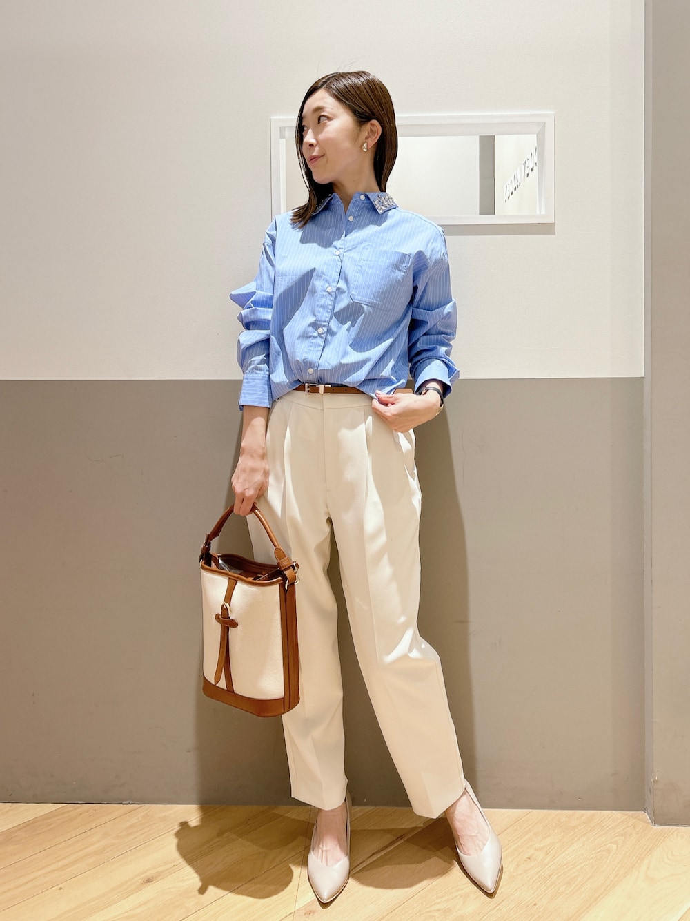 その他のシャツ/ブラウス、ホワイト系のその他パンツ、ブラウン系のトートバッグを着用したレディースの冬コーディネートの1枚目の写真