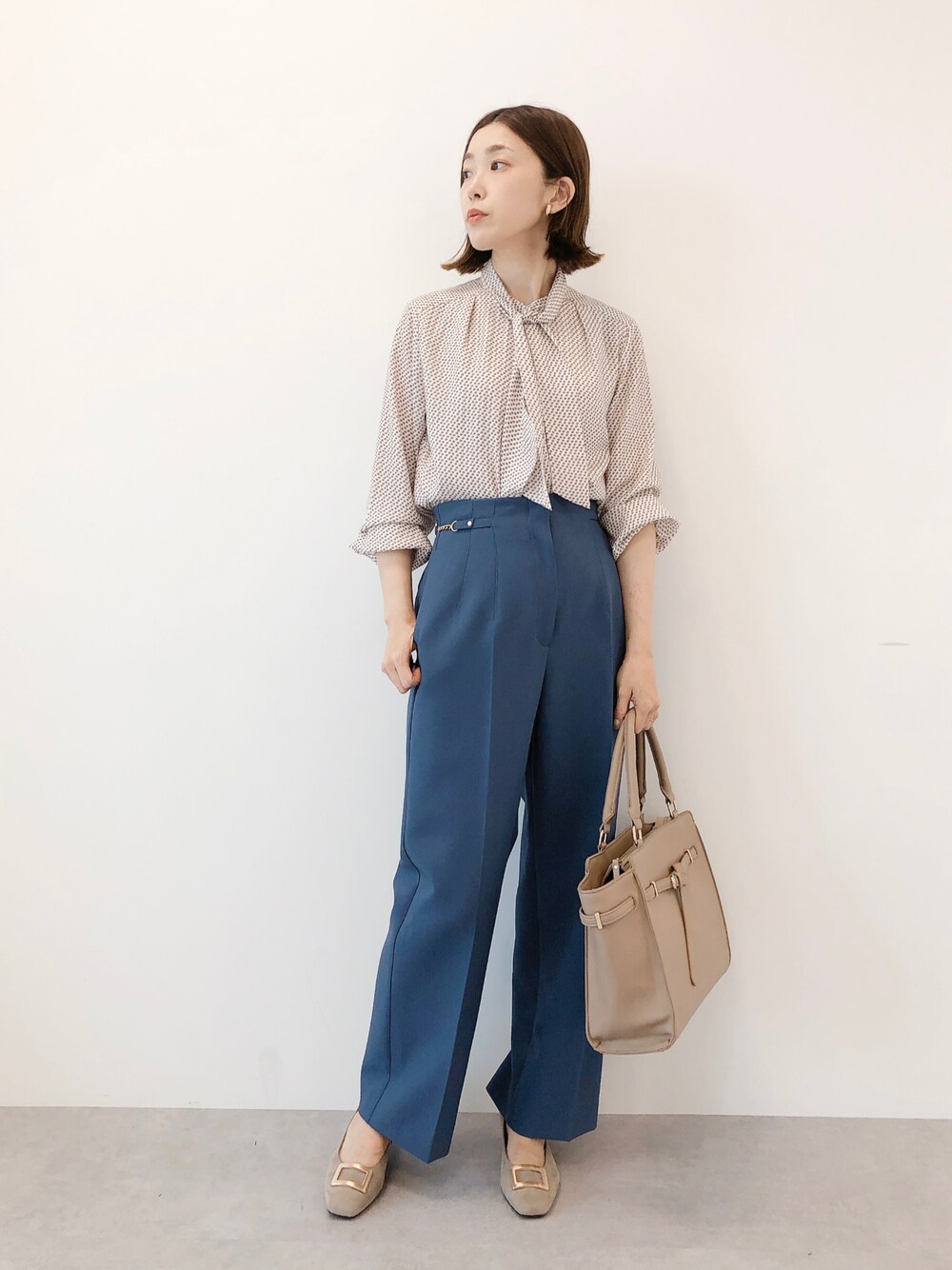 ホワイト系のシャツ/ブラウス、ブルー系のその他パンツ、ベージュ系のパンプスを着用したレディースの秋コーディネートの1枚目の写真