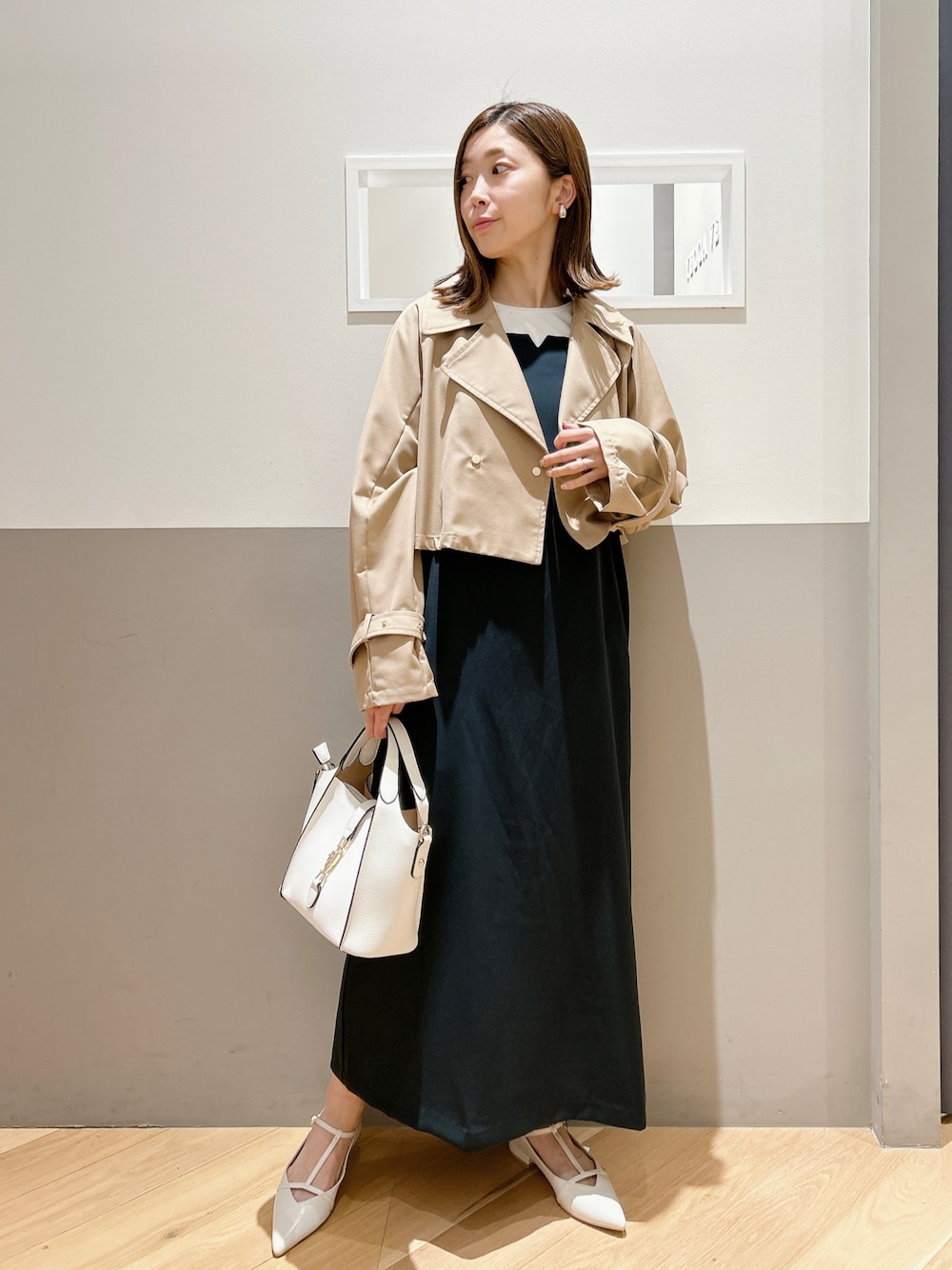 「大人カジュアル、きれいめカジュアル、カジュアル、シンプル、トレンチコート、ショートトレンチ、ショートコート、春コーデ、春アウター、ワンピース、キャミワンピ、ミニバッグ、フラットシューズ、メリージェーン、マルチウェイ」｜「YECCA VECCAの3wayトレンチコート（トレンチコート、ベージュ系）」を使った、sakiyoさん（レディース・161cm）の春コーディネートの1枚目の写真