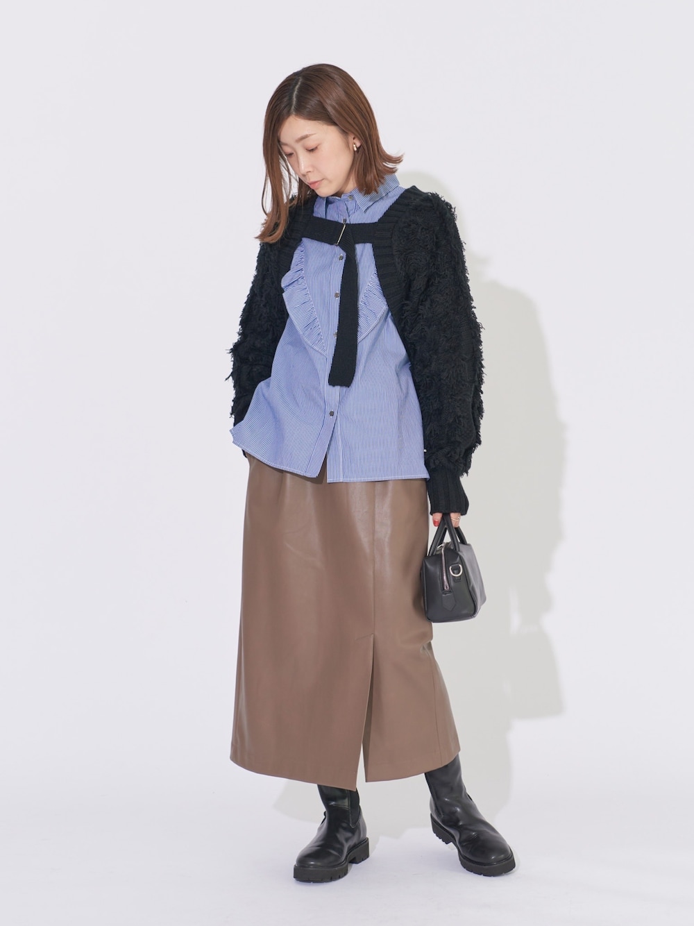 ブラック系のカーディガン/ボレロ、その他のシャツ/ブラウス、ブラウン系のスカートを着用したレディースの冬コーディネートの1枚目の写真