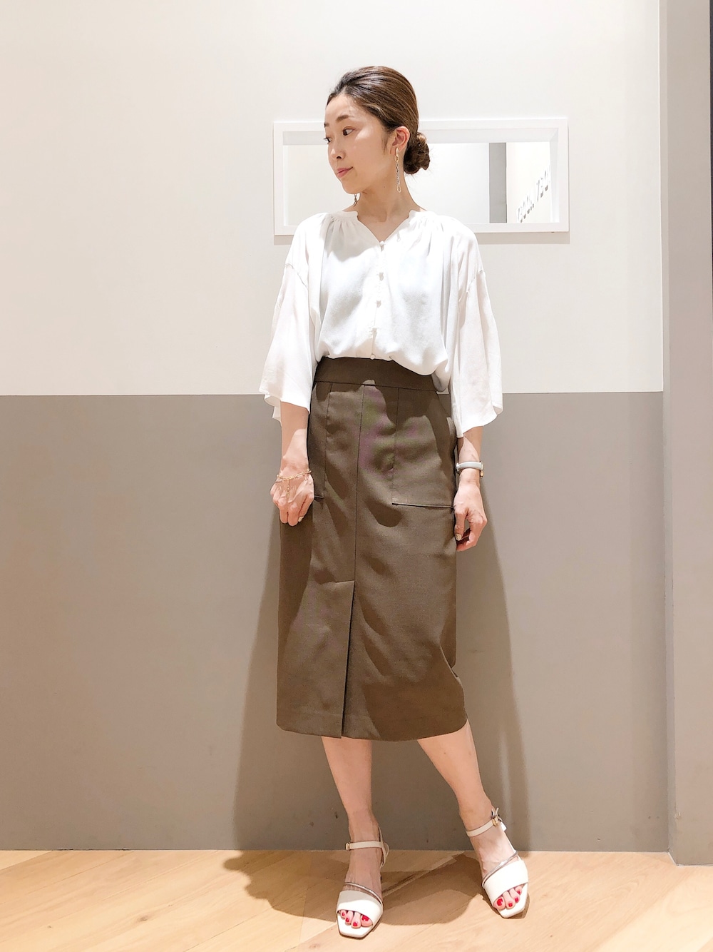 「大人カジュアル、きれいめカジュアル、キレイめ、シンプル、オフィスカジュアル、ブラウス、タイトスカート、サンダル、夏コーデ、スカート、フレアスリーブ、通勤コーデ、シンプルコーデ、ナチュラル、シャツスタイル」｜「YECCA VECCAのフレア袖シャーリングブラウス（シャツ/ブラウス、ホワイト系）」を使った、sakiyoさん（レディース・161cm）の夏コーディネートの1枚目の写真