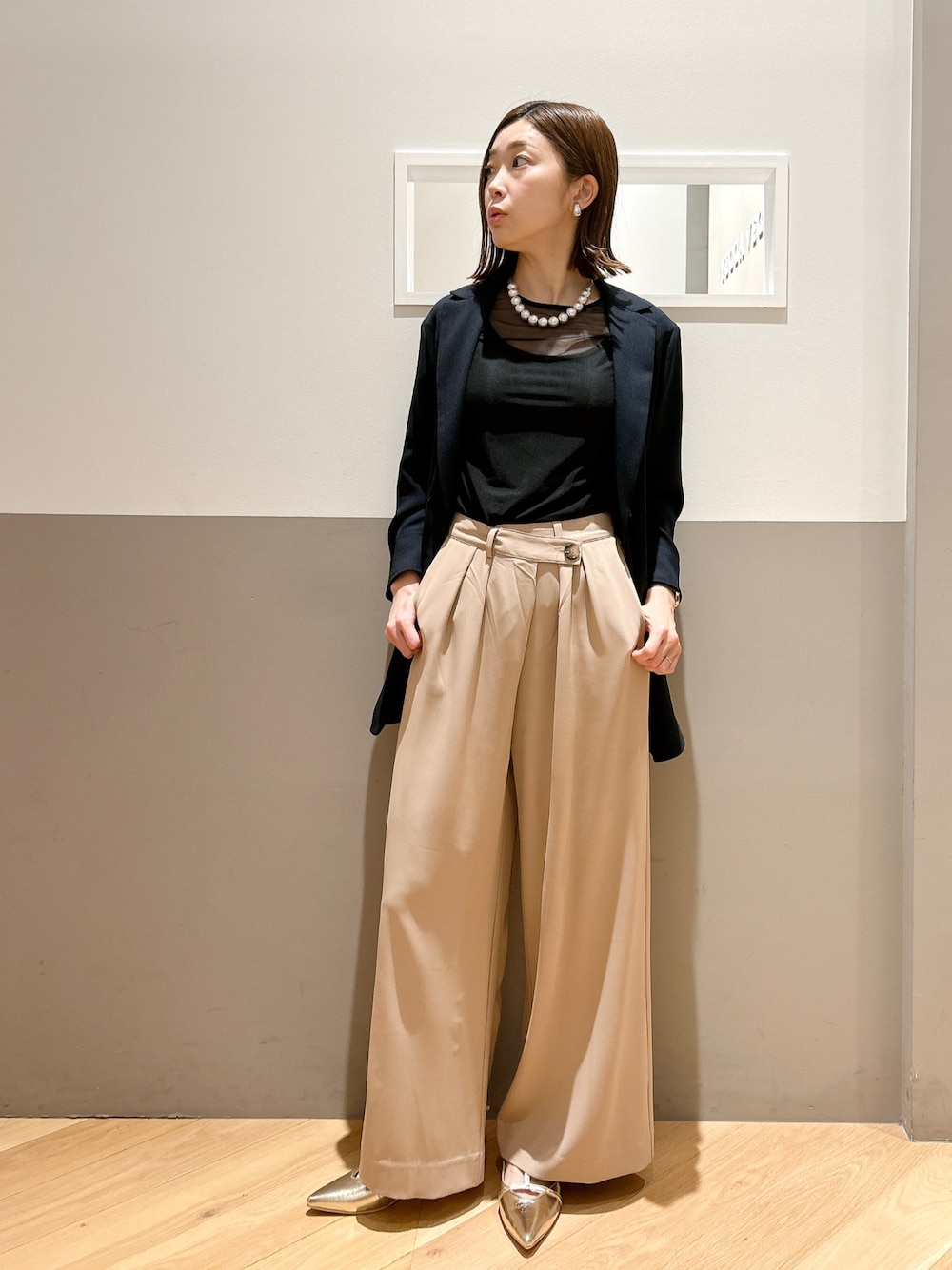 ブルー系のテーラードジャケット、ブラック系のTシャツ/カットソー、ベージュ系のその他パンツを着用したレディースの春コーディネートの1枚目の写真