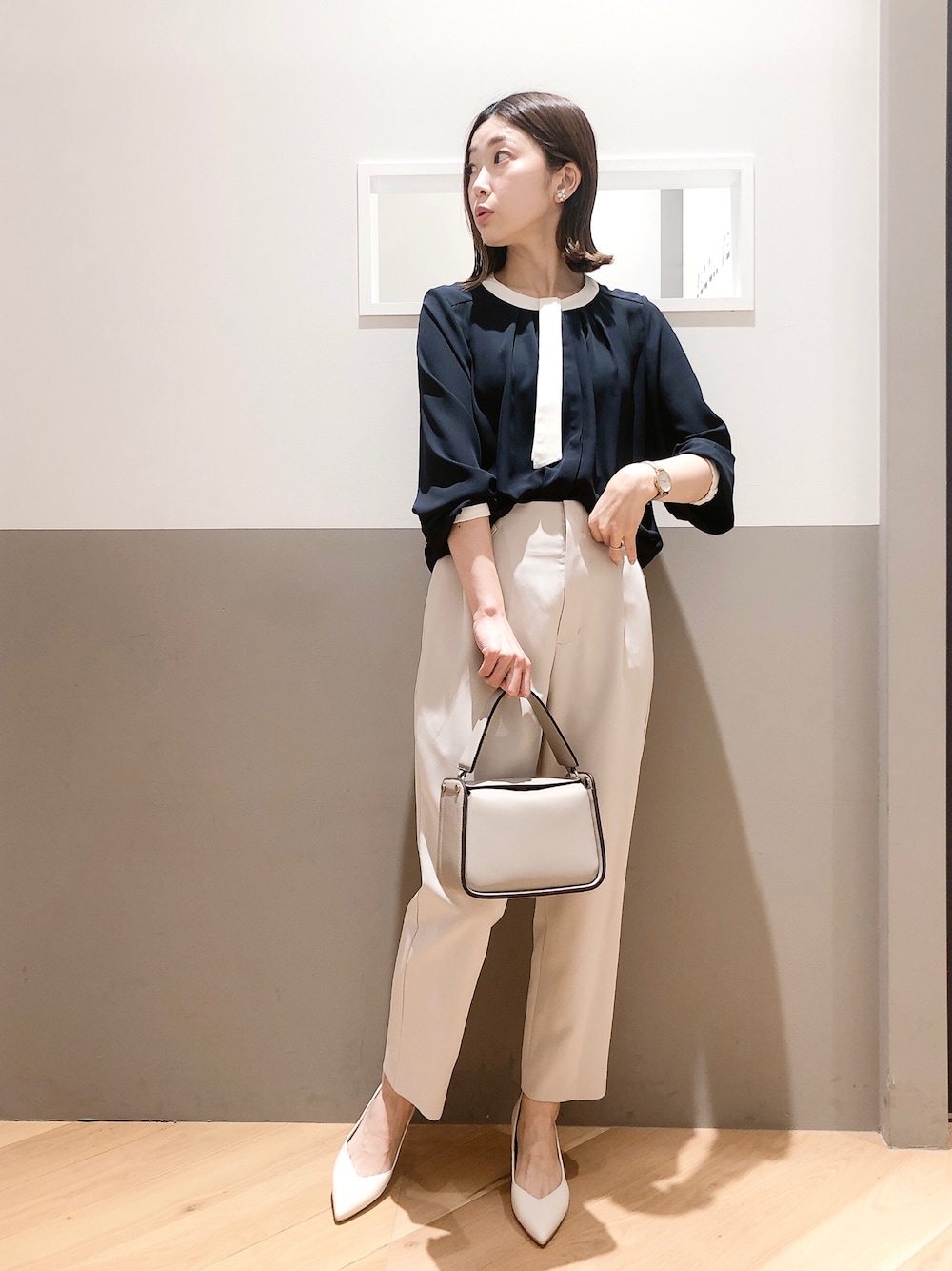 ブルー系のシャツ/ブラウス、ベージュ系のその他パンツ、ベージュ系のトートバッグを着用したレディースの春コーディネートの1枚目の写真