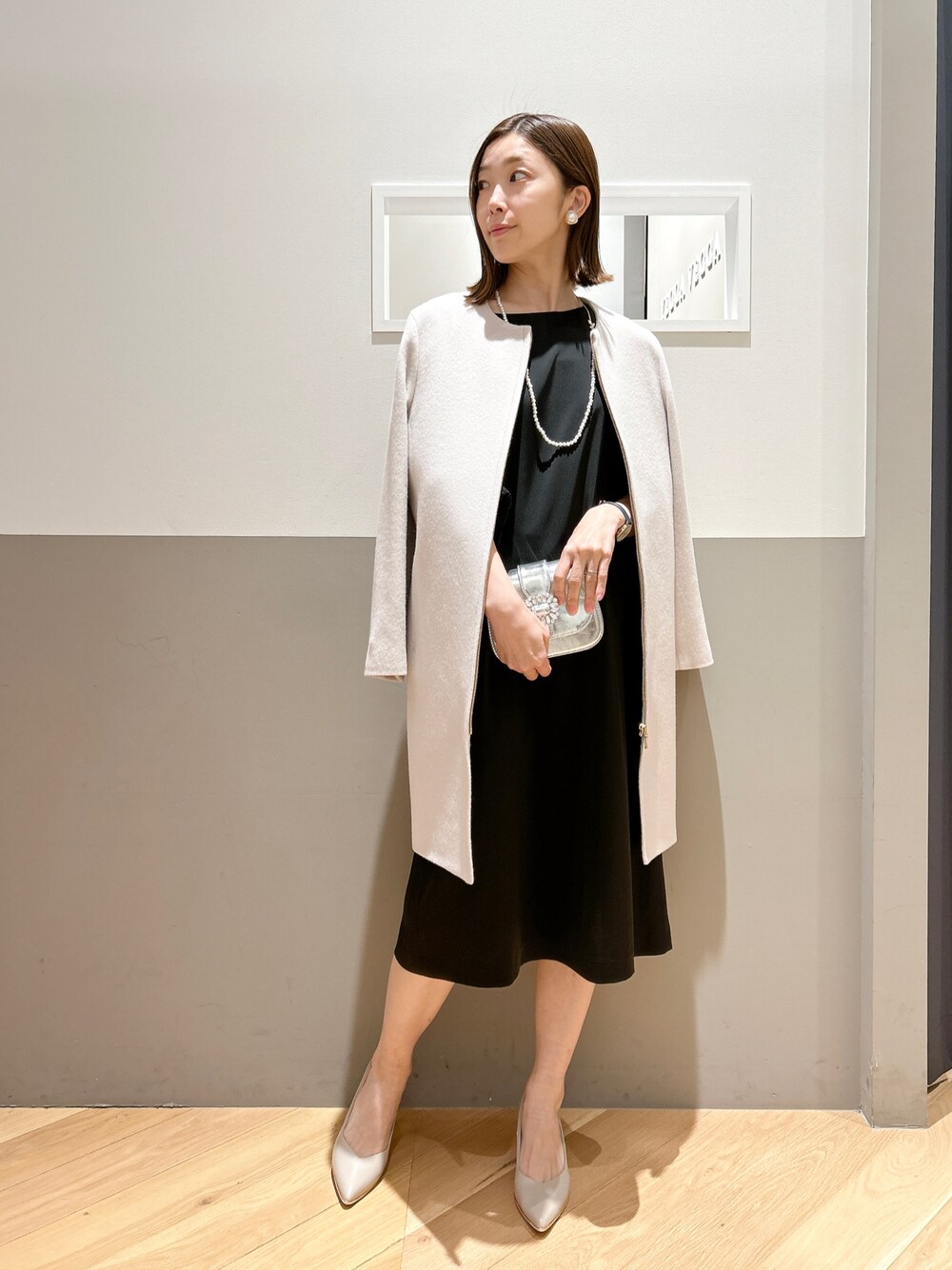 「大人カジュアル、きれいめカジュアル、キレイめ、ワンピース、ドレス、オケージョン、結婚式、ミニバッグ、パンプス、アウター、コート、クラッチバッグ、パーティースタイル、ノーカラーコート、パールネックレス」｜「YECCA VECCAのノーカラーウールコート（その他アウター、ベージュ系）」を使った、sakiyoさん（レディース・161cm）の冬コーディネートの1枚目の写真