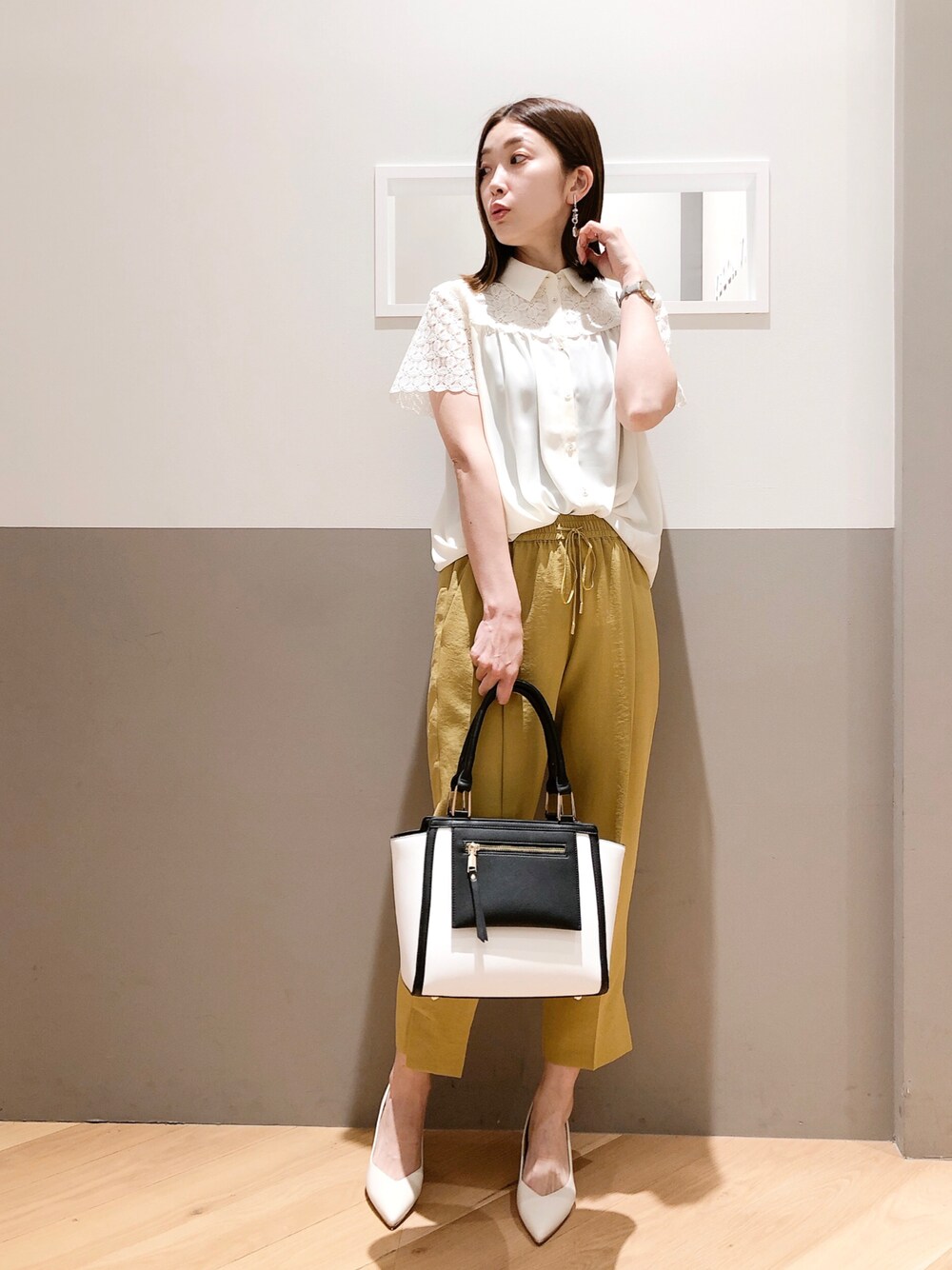 ホワイト系のシャツ/ブラウス、イエロー系のその他パンツ、ブラック系のトートバッグを着用したレディースの夏コーディネートの1枚目の写真