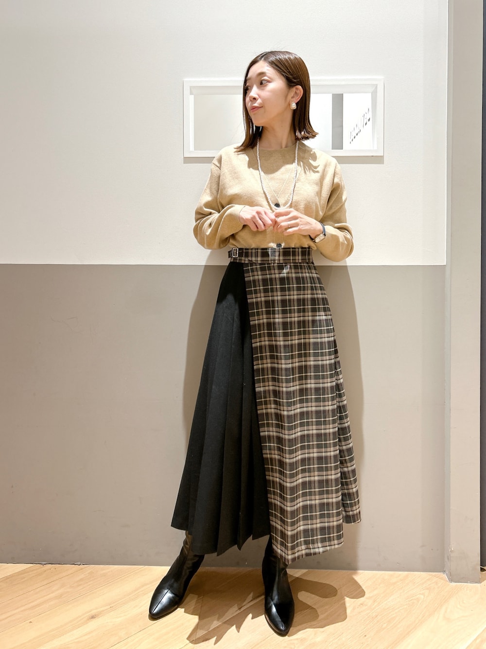 ベージュ系のニット/セーター、その他のスカート、ブラック系のシューズを着用したレディースの冬コーディネートの1枚目の写真