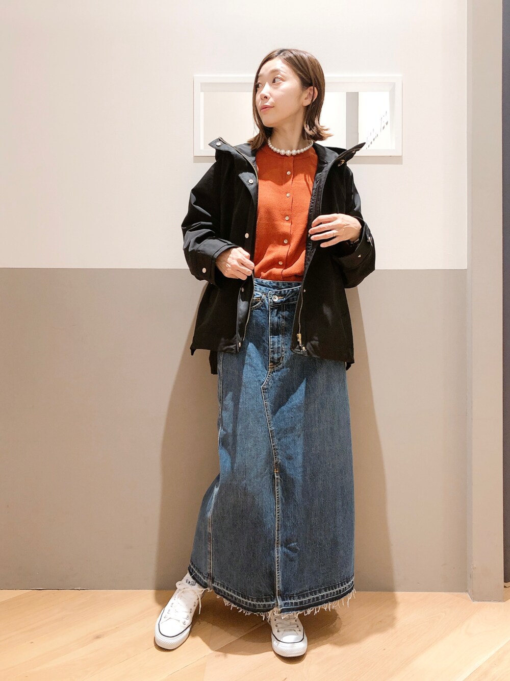 「重ね着ベストシーズン、大人カジュアル、きれいめカジュアル、カジュアル、シンプル、マウンテンパーカー、カーディガン、デニム、スニーカー、コンバース、秋コーデ、大人女子、ラクチンコーデ、スカート、ロングスカート」｜「YECCA VECCAのマウンテンパーカー（マウンテンパーカー、ブラック系）」を使った、sakiyoさん（レディース・161cm）の秋コーディネートの1枚目の写真