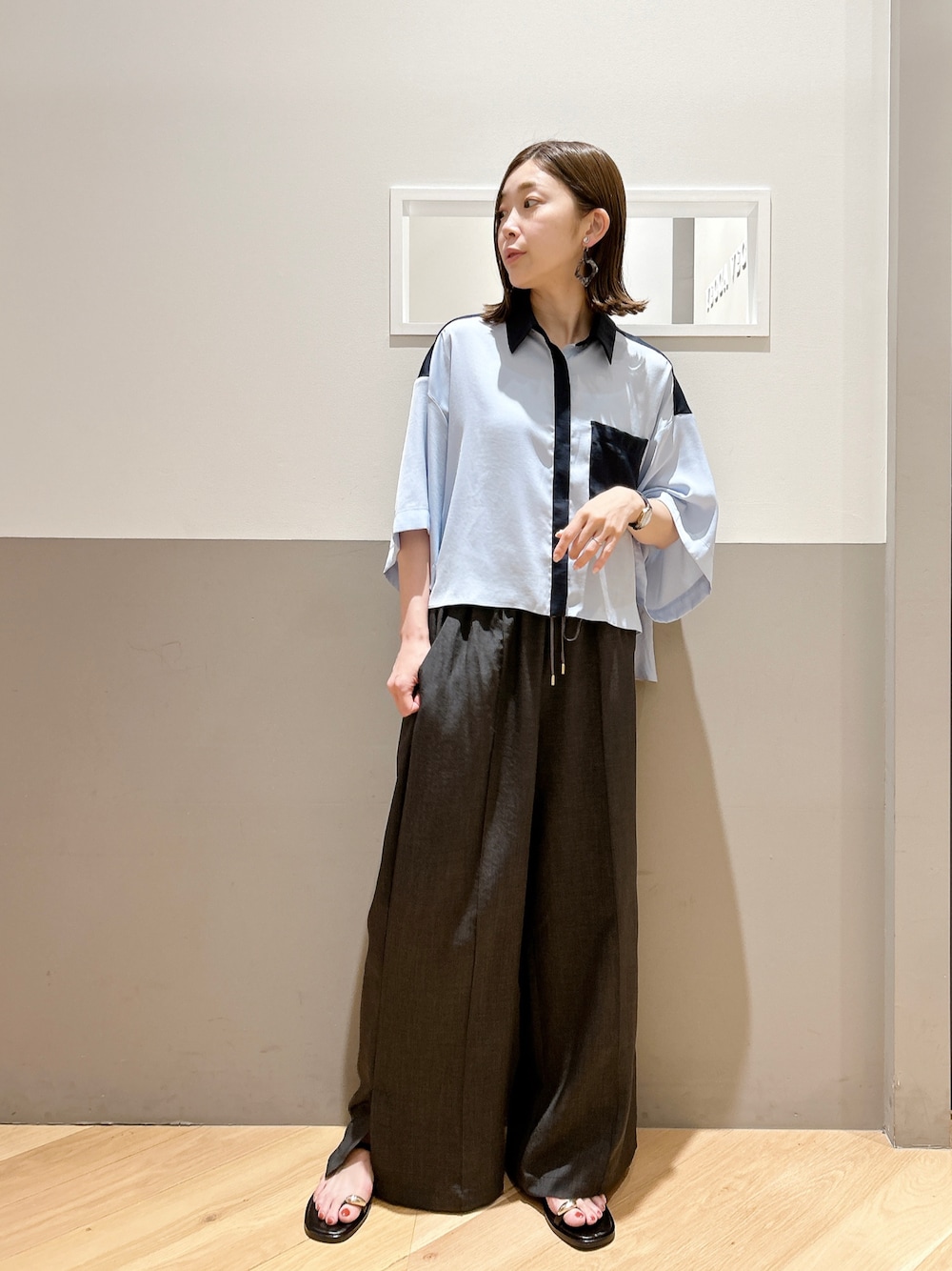 その他のシャツ/ブラウス、グレー系のその他パンツ、グレー系のイヤリングを着用したレディースの春コーディネートの1枚目の写真