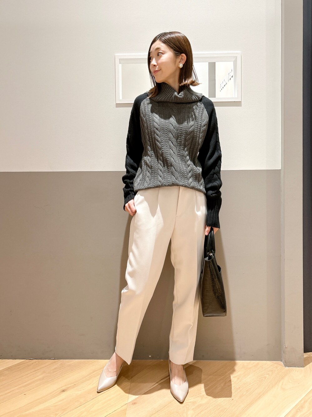 「大人カジュアル、きれいめカジュアル、シンプル、ニット、ケーブルニット、タートルネック、パンツスタイル、パンプス、冬コーデ、オトナ女子、シンプルコーデ、タートルネックニット、カジュアルコーデ、お出かけコーデ、バイカラー」｜「YECCA VECCAのケーブルタートルネックニット（ニット/セーター、グレー系）」を使った、sakiyoさん（レディース・161cm）の冬コーディネートの1枚目の写真