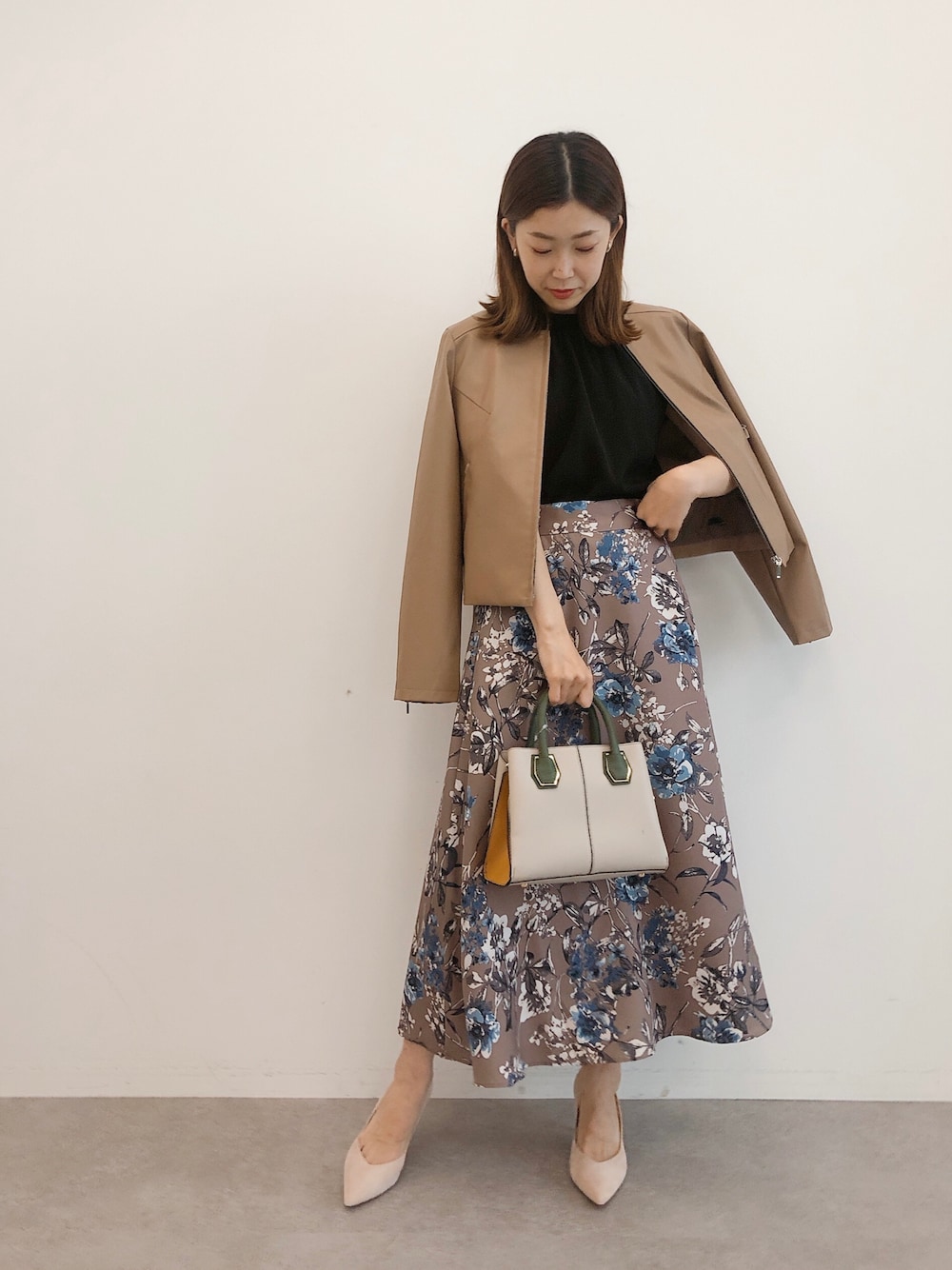「大人カジュアル、きれいめカジュアル、キレイめ、シンプル、ライダース、ジャケット、レザージャケット、秋服準備はじめました、フレアスカート、秋コーデ、オトナ女子、パンプス、秋のコーデ、オフィスカジュアル、通勤コーデ」｜「YECCA VECCAのノーカラーライダースジャケット（ライダースジャケット、イエロー系）」を使った、sakiyoさん（レディース・161cm）の秋コーディネートの1枚目の写真