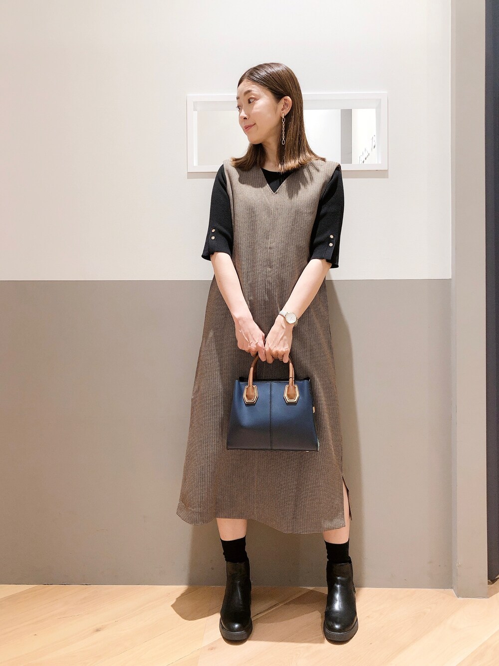 その他のワンピース、ブラック系のニット/セーター、ブルー系のハンドバッグを着用したレディースの秋コーディネートの1枚目の写真
