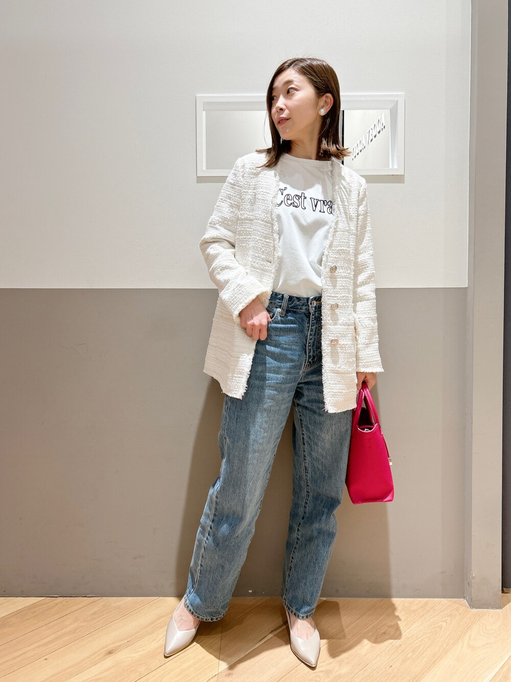「大人カジュアル、きれいめカジュアル、24ssトレンド、ジャケット、ツイード、デニム、デニムパンツ、パンツスタイル、春コーデ、ロゴT、ロンT、ミニバッグ、ピンク、シンプル、大人コーデ」｜「YECCA VECCAのノーカラーツイードジャケット①（その他アウター、ホワイト系）」を使った、sakiyoさん（レディース・161cm）の冬コーディネートの1枚目の写真