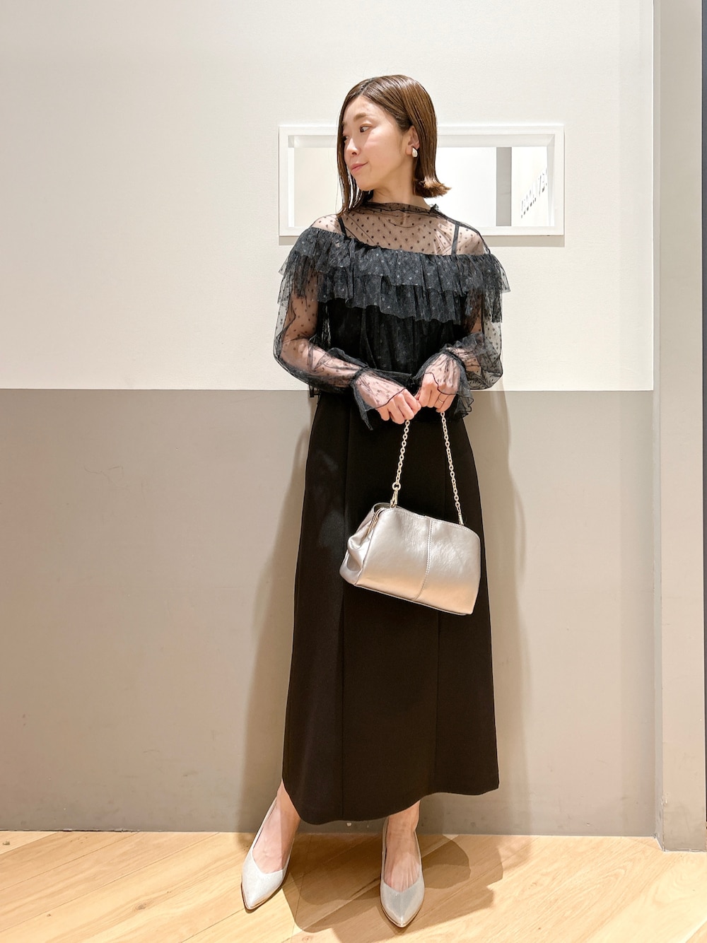「大人カジュアル、きれいめカジュアル、キレイめ、ワンピース、ドレス、オケージョン、パーティースタイル、結婚式、ミニバッグ、パンプス、春コーデ、シンプル、チュール、ロングワンピース、ロングドレス」｜「YECCA VECCAの【2点SET】チュールブラウス×キャミドレス（ドレス、ブラック系）」を使った、sakiyoさん（レディース・161cm）の春コーディネートの1枚目の写真