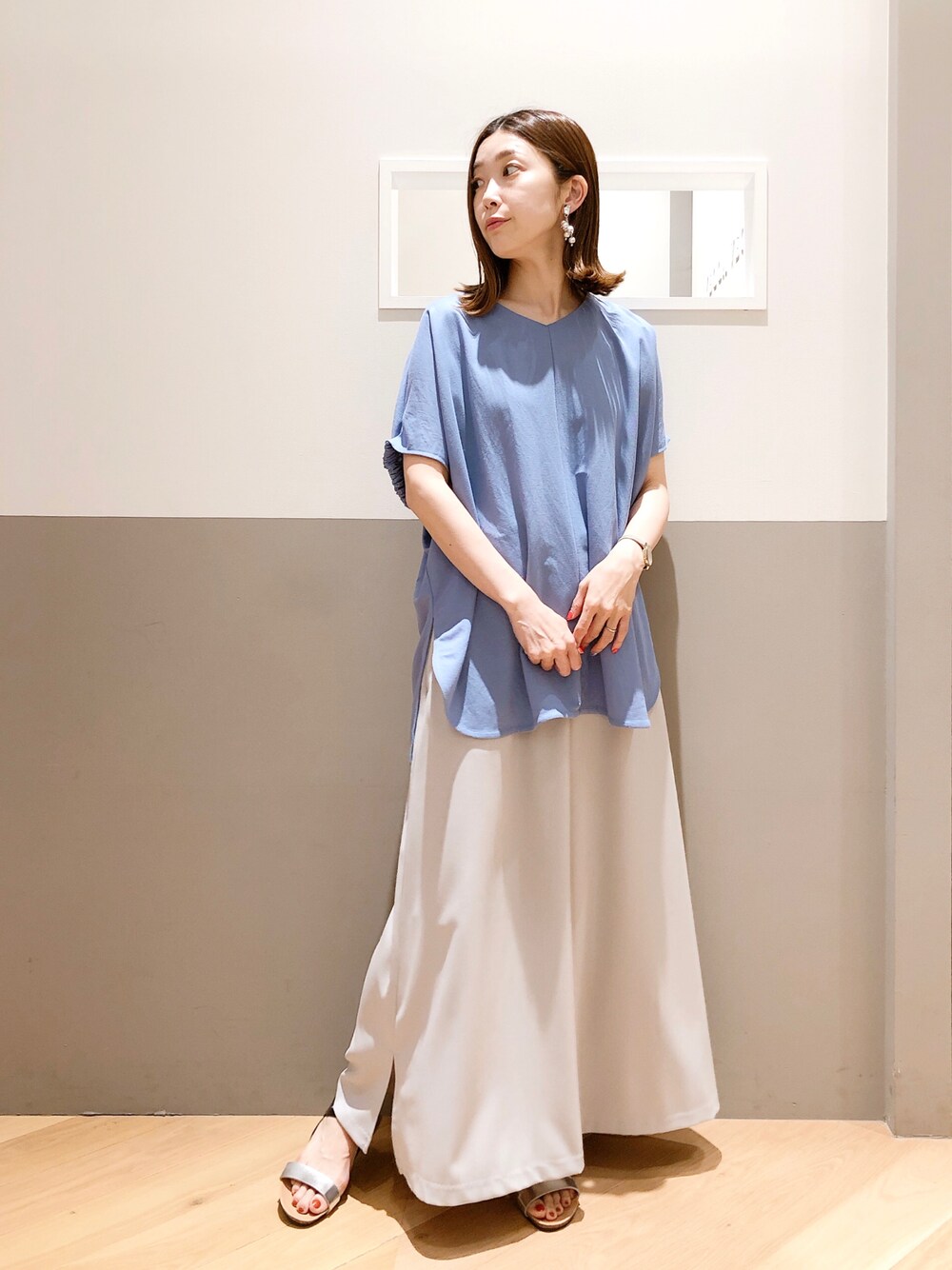 「大人カジュアル、きれいめカジュアル、カジュアル、シンプル、ワイドパンツ、サンダル、ラフ、リラックススタイル、キュロット、夏コーデ、パンツコーデ、楽チンコーデ、ラクチンコーデ、ビッグシルエット、大人コーデ」｜「YECCA VECCAの・異素材切替Vネックドルマンカットソー（Tシャツ/カットソー、ブルー系）」を使った、sakiyoさん（レディース・161cm）の夏コーディネートの1枚目の写真