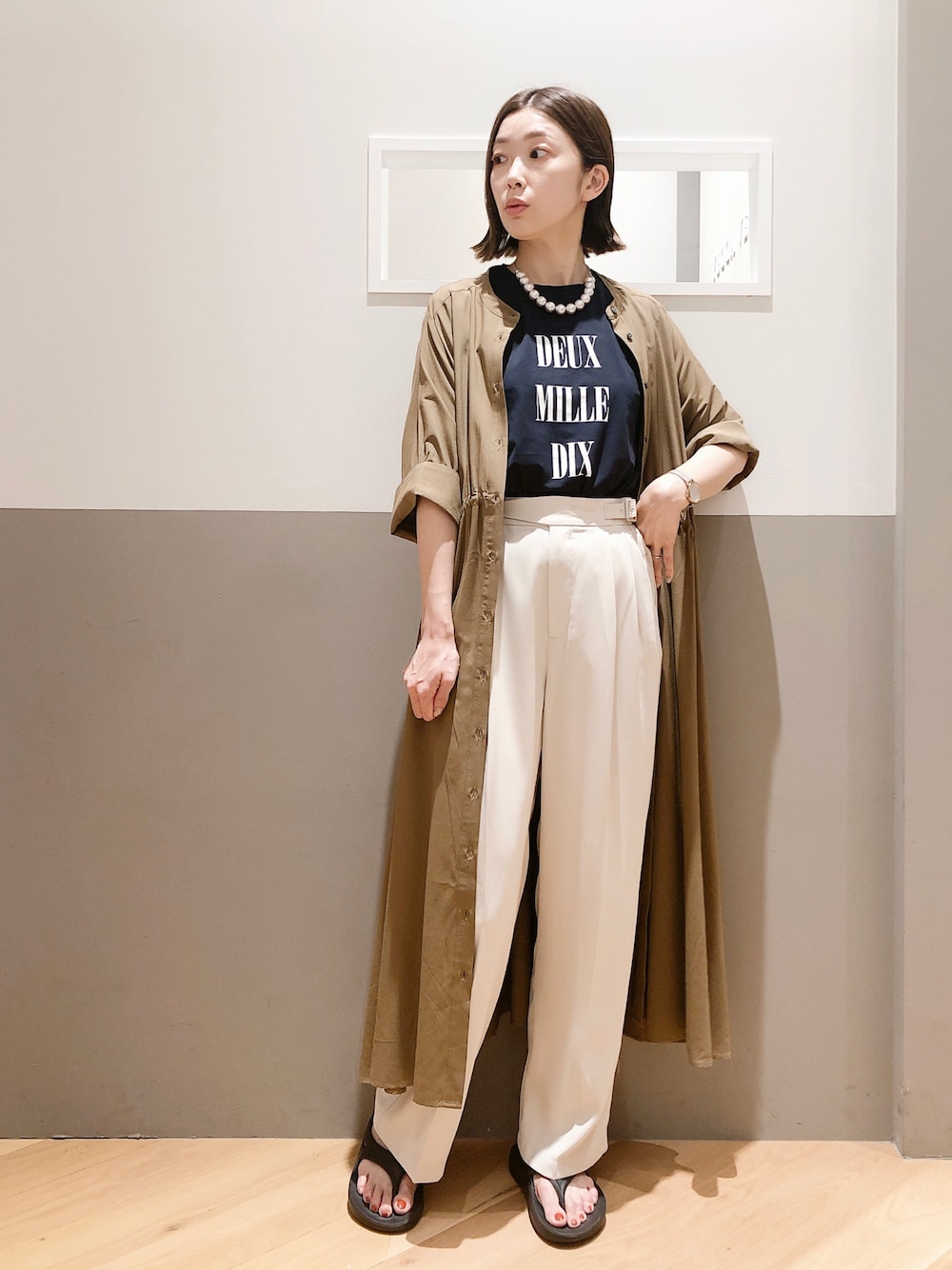 「アツいコーデ全部見せ、大人カジュアル、きれいめカジュアル、カジュアル、シンプル、シャツワンピ、Tシャツ、ロゴT、パンツスタイル、サンダル、夏コーデ、秋服準備はじめました、ロングワンピース、ワンピース、グルカパンツ」｜「Editt by YECCA VECCAのドロストデザインシャツワンピース（シャツワンピース、イエロー系）」を使った、sakiyoさん（レディース・161cm）の夏コーディネートの1枚目の写真